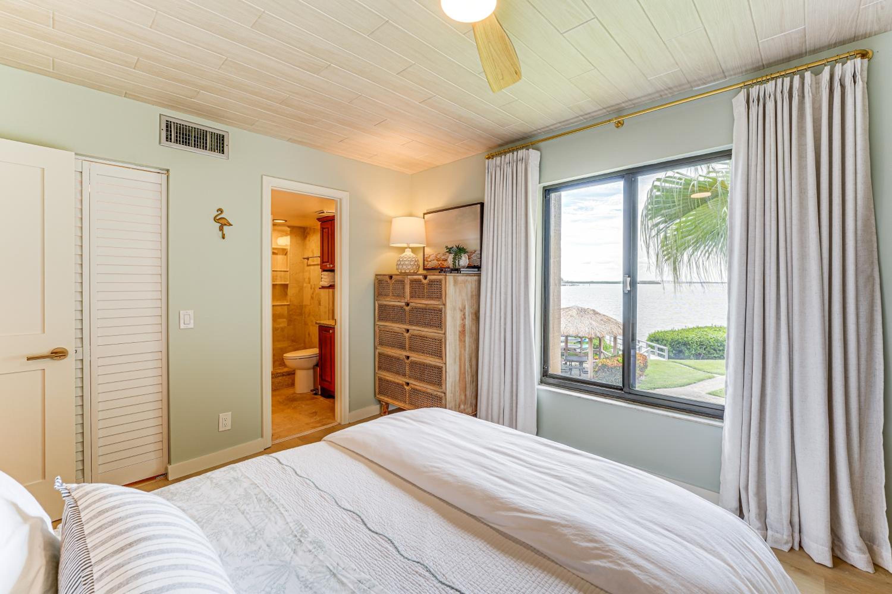 Heated Pool Access Bayfront Isla Del Sol Condo