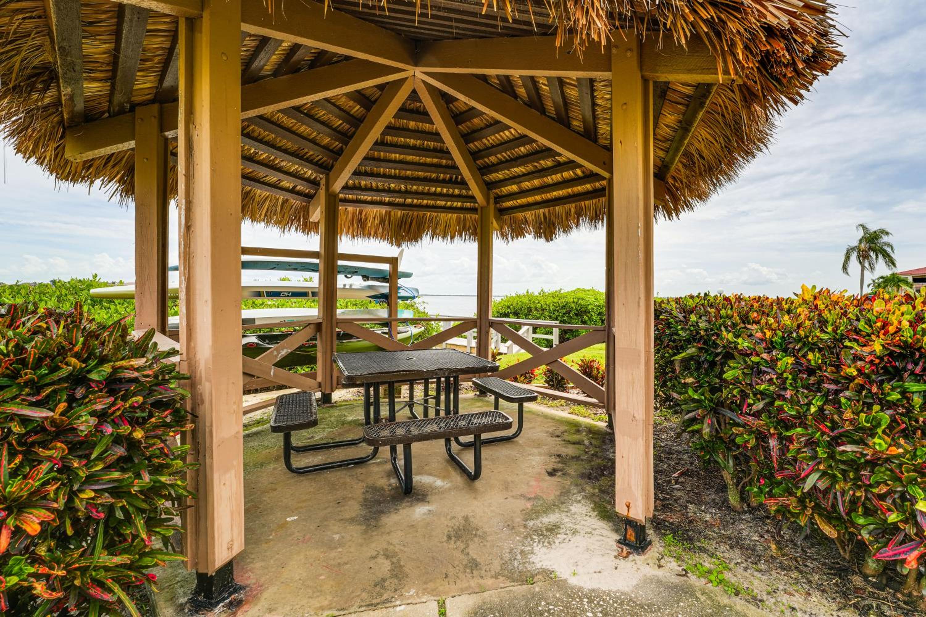 Heated Pool Access Bayfront Isla Del Sol Condo