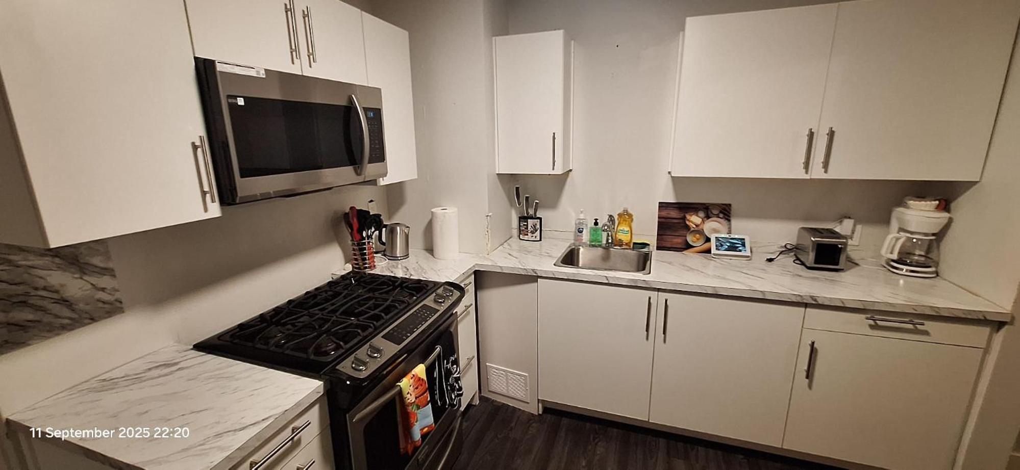 Bright & Chic 3-Bedroom Retreat for Family or Business by UofA Whyte Ave Downtown in Edmonton