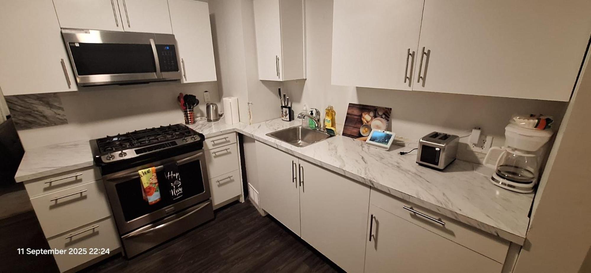 Bright & Chic 3-Bedroom Retreat for Family or Business by UofA Whyte Ave Downtown in Edmonton