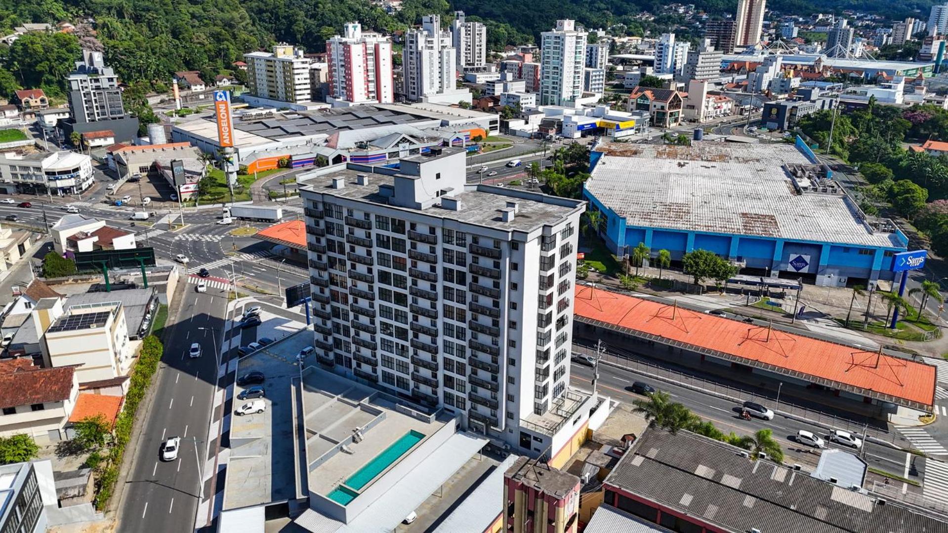 Apto funcional no Centro de Blumenau UG6156