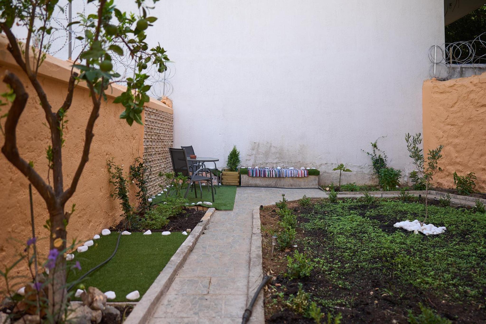 A bright flat with garden, a private urban oasis in Athens