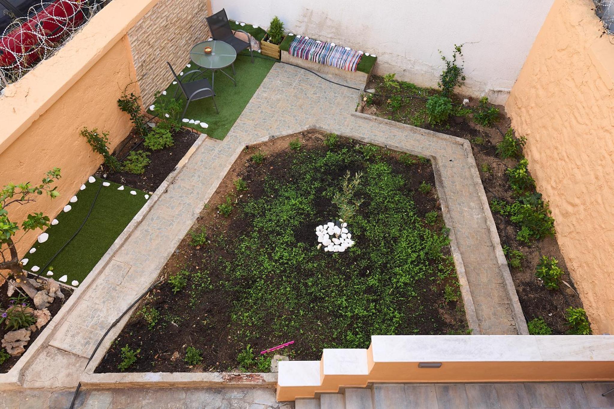 A bright flat with garden, a private urban oasis in Athens