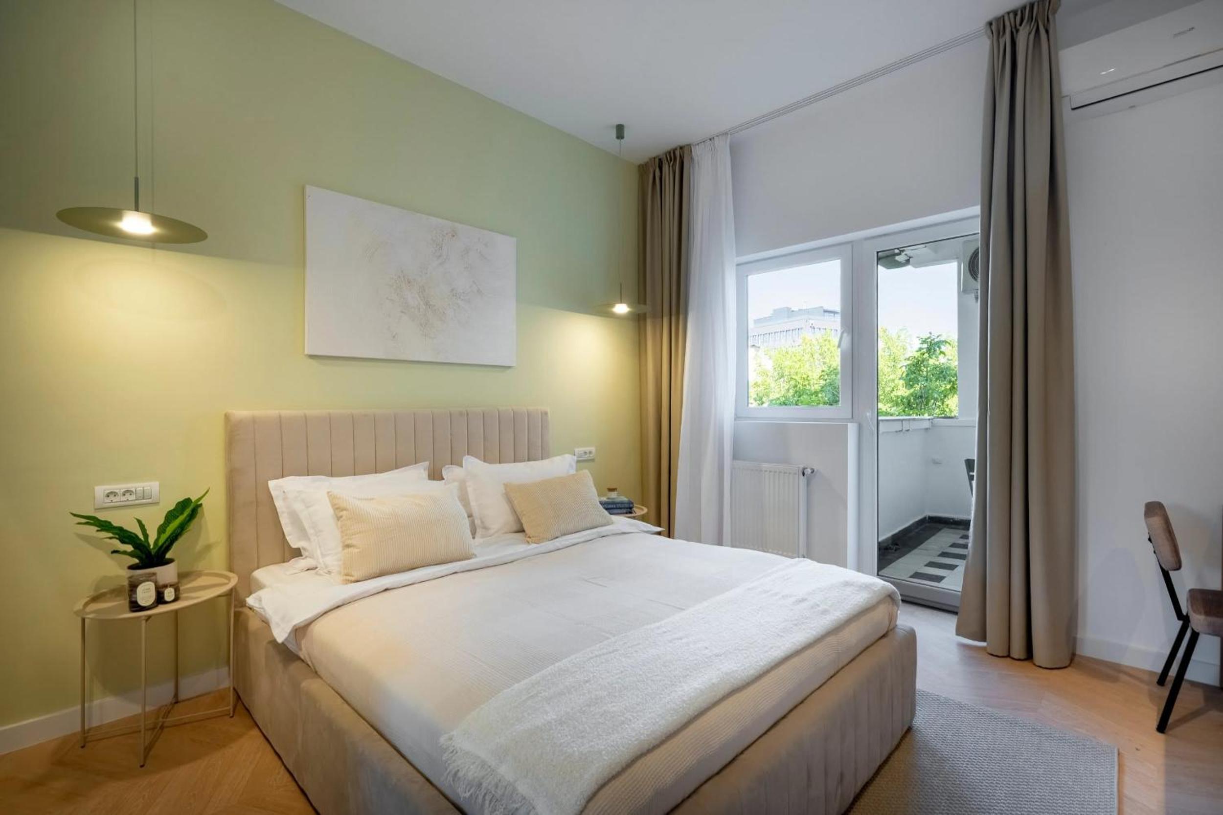 Sunny & Peaceful 3BR with Balcony Near National Theater & Cismigiu Park