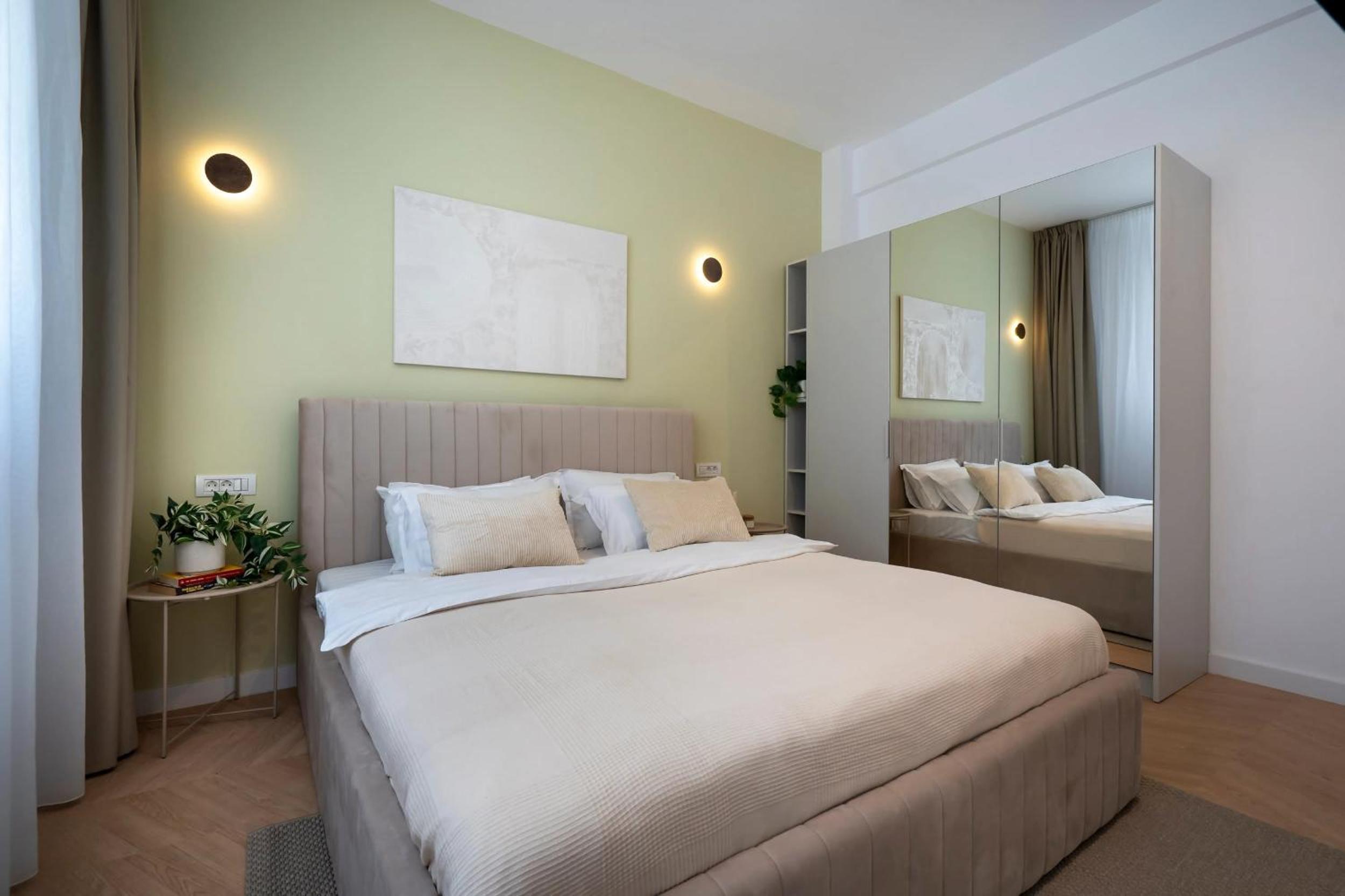 Sunny & Peaceful 3BR with Balcony Near National Theater & Cismigiu Park