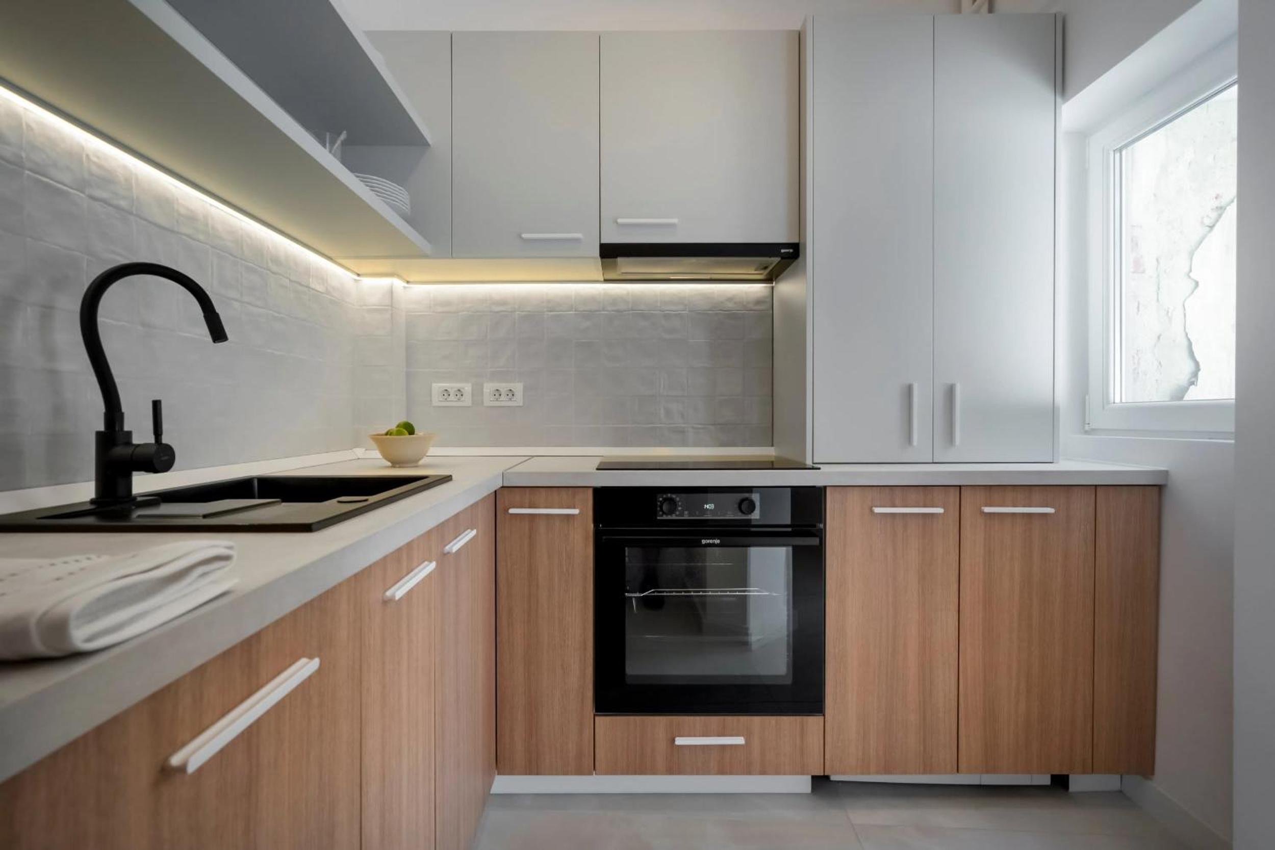 Sunny & Peaceful 3BR with Balcony Near National Theater & Cismigiu Park