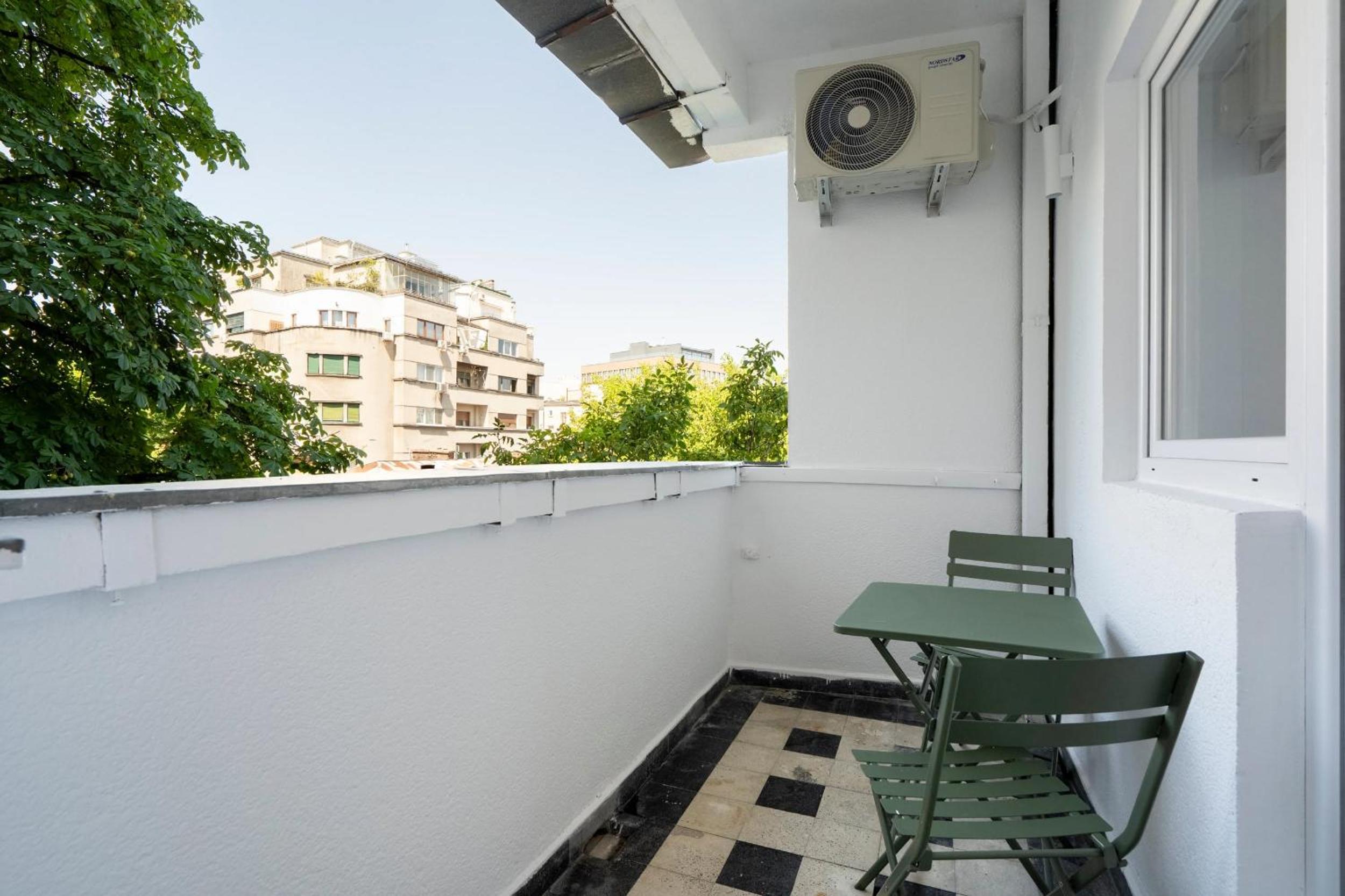 Sunny & Peaceful 3BR with Balcony Near National Theater & Cismigiu Park