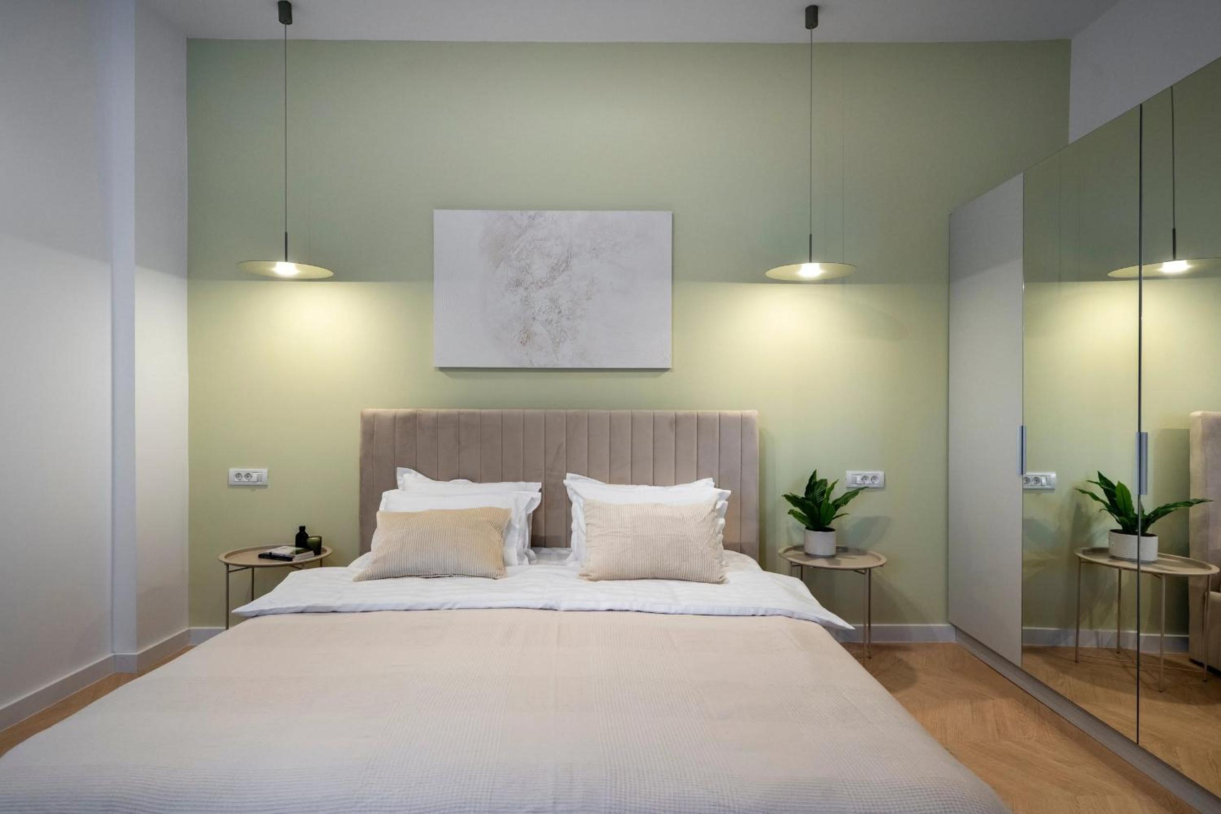 Sunny & Peaceful 3BR with Balcony Near National Theater & Cismigiu Park