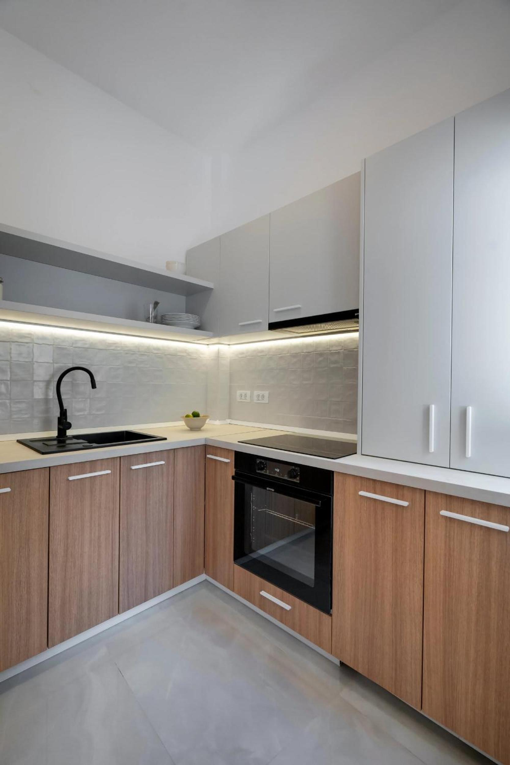 Sunny & Peaceful 3BR with Balcony Near National Theater & Cismigiu Park