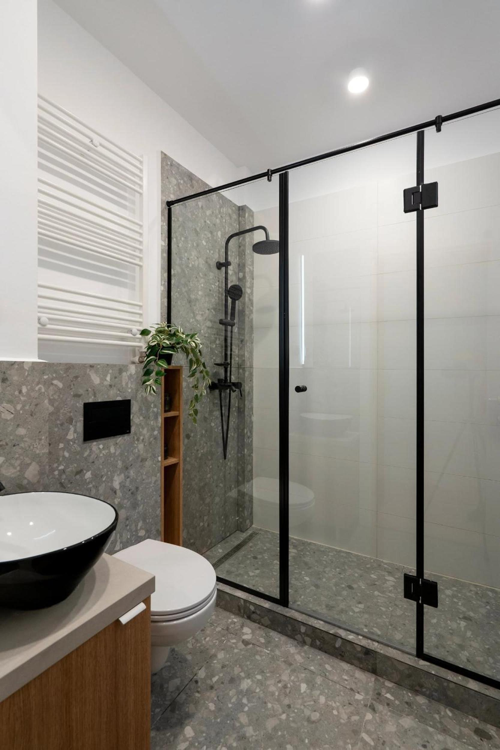 Sunny & Peaceful 3BR with Balcony Near National Theater & Cismigiu Park