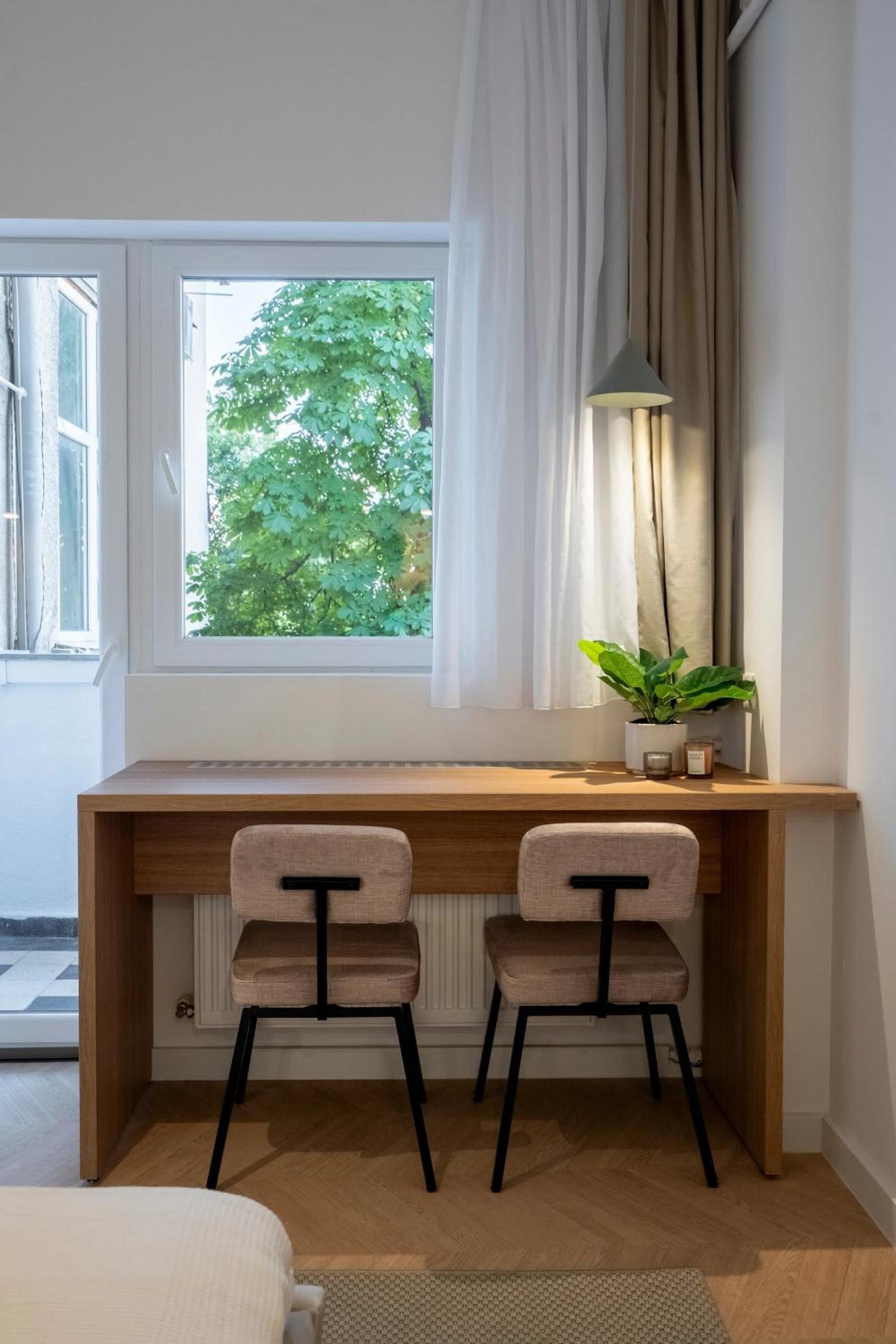 Sunny & Peaceful 3BR with Balcony Near National Theater & Cismigiu Park