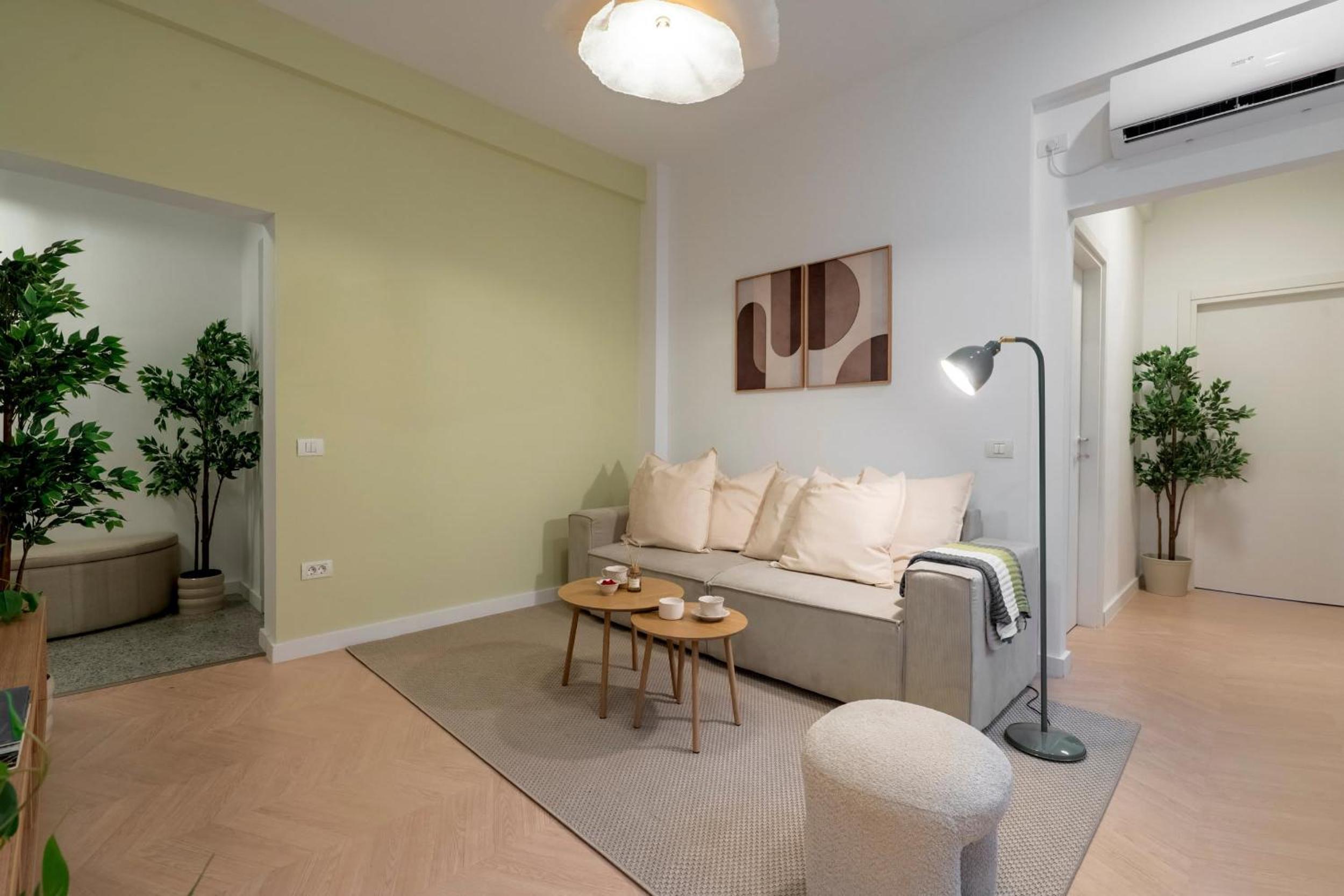 Sunny & Peaceful 3BR with Balcony Near National Theater & Cismigiu Park