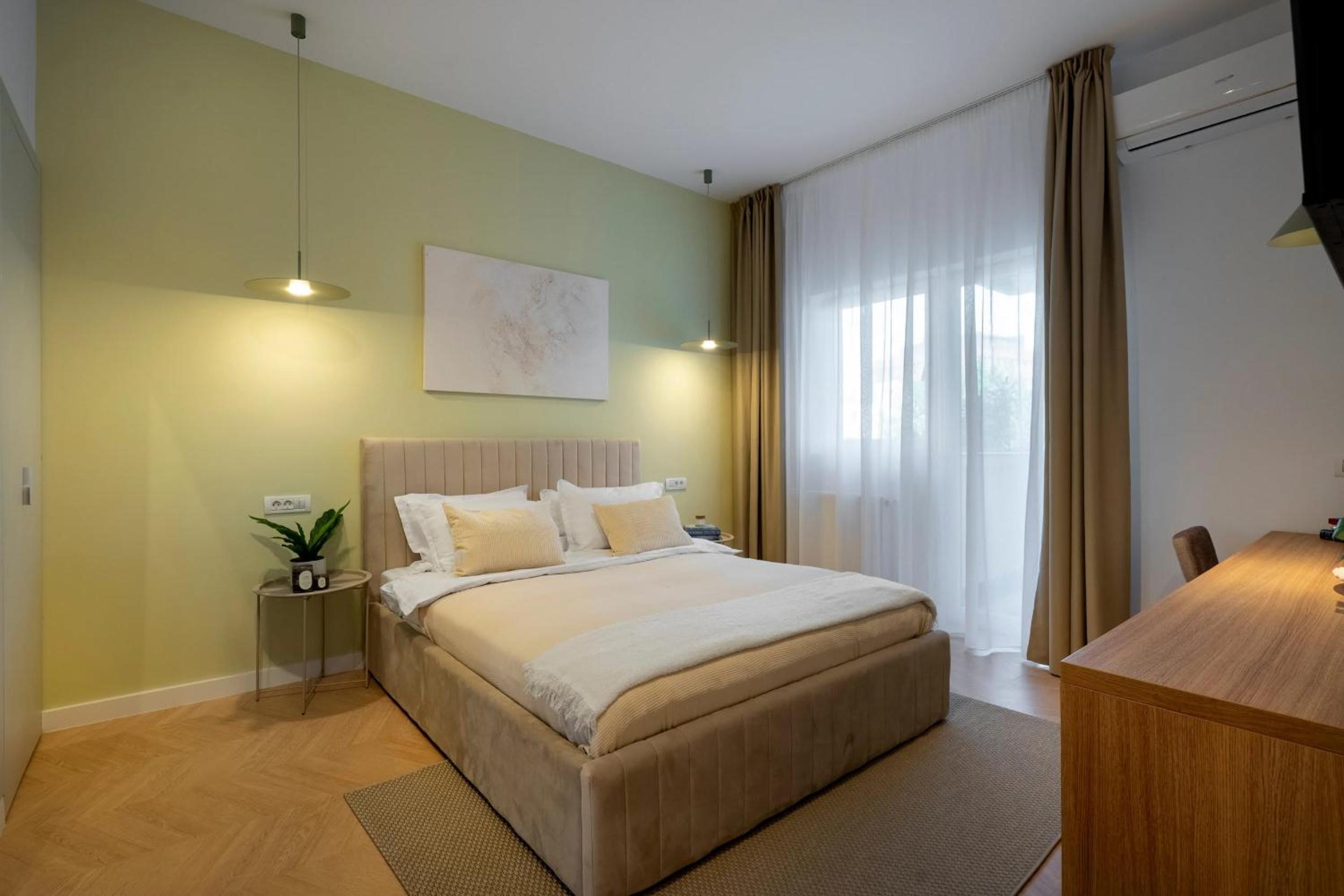 Sunny & Peaceful 3BR with Balcony Near National Theater & Cismigiu Park