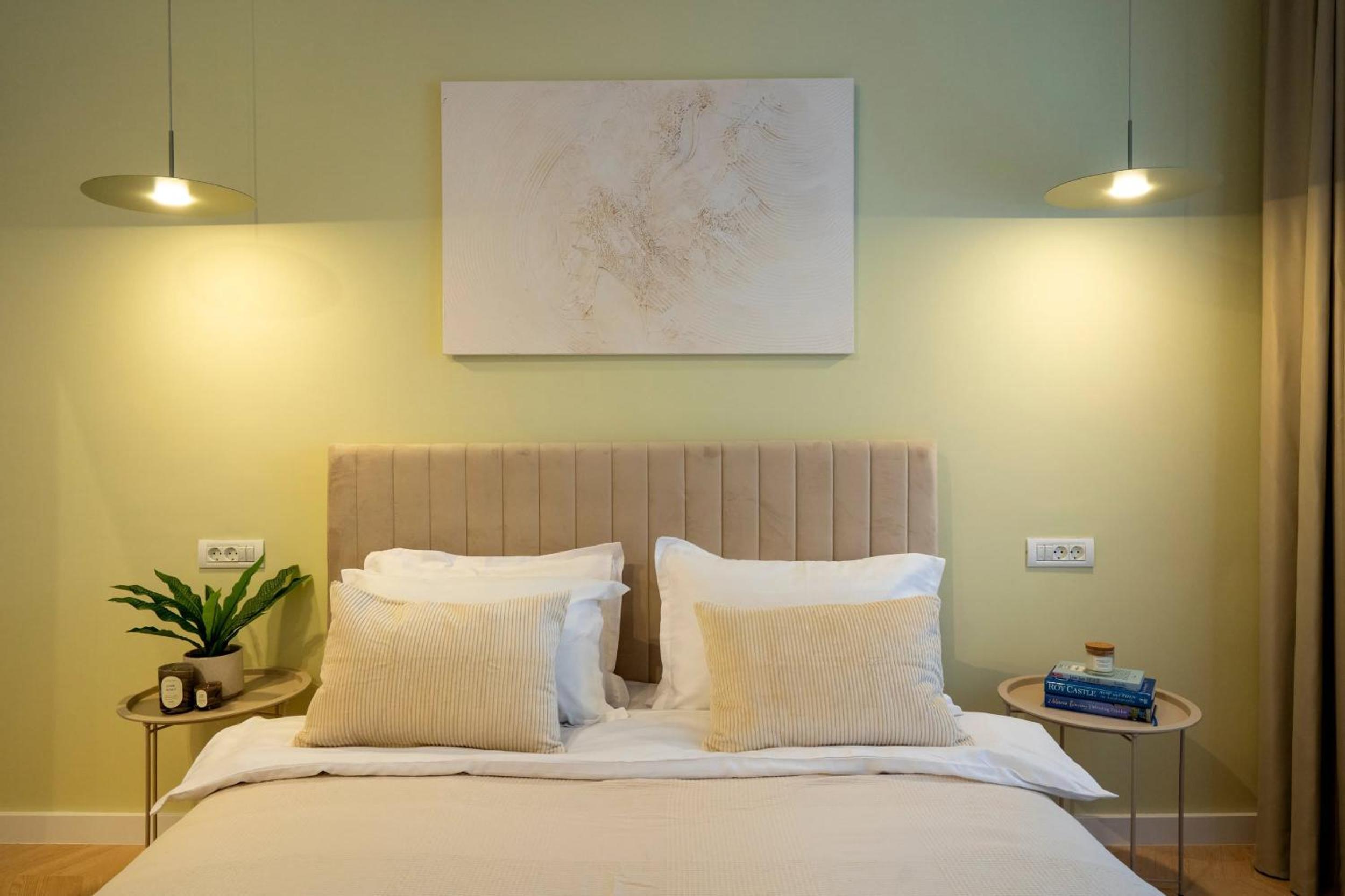 Sunny & Peaceful 3BR with Balcony Near National Theater & Cismigiu Park