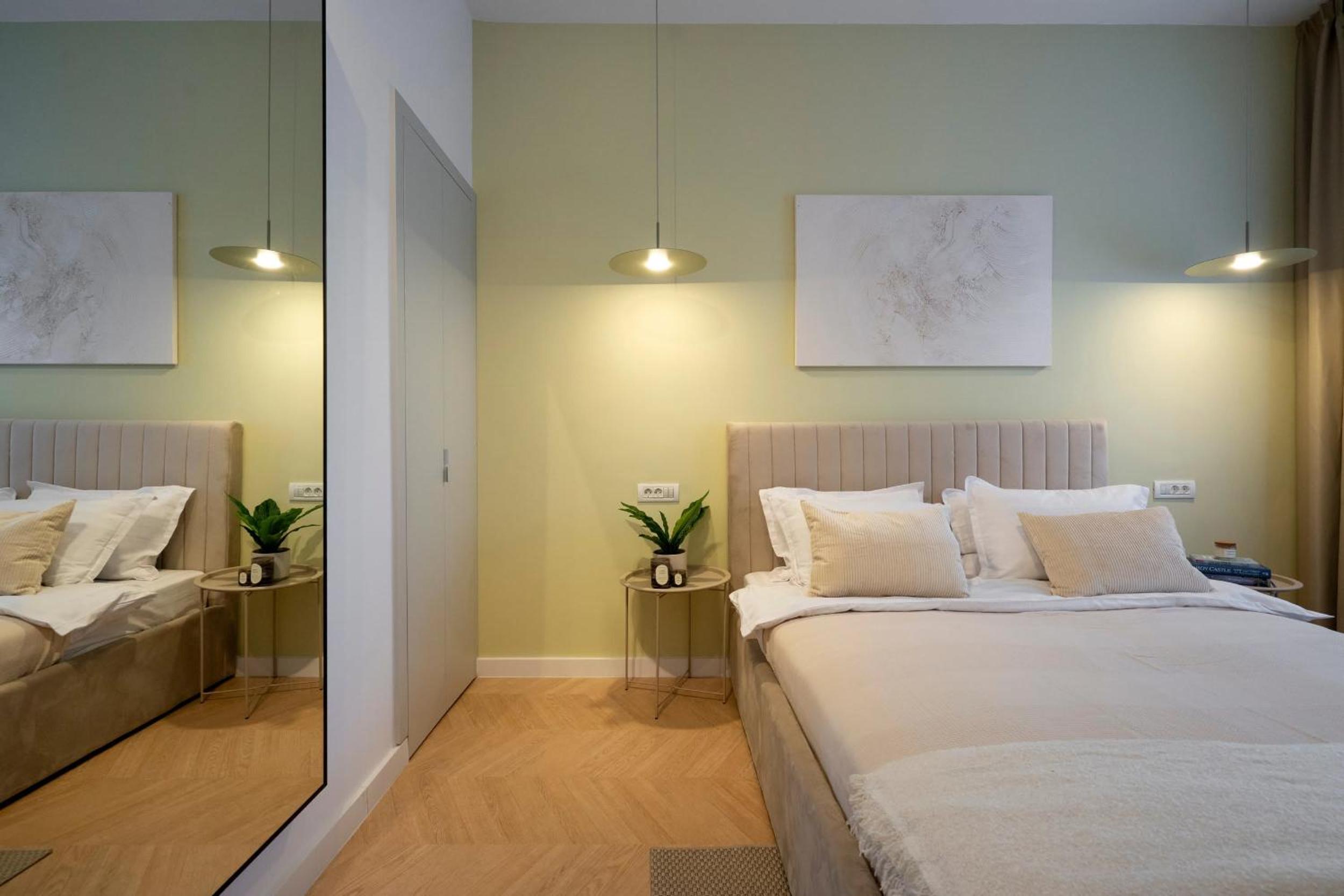 Sunny & Peaceful 3BR with Balcony Near National Theater & Cismigiu Park