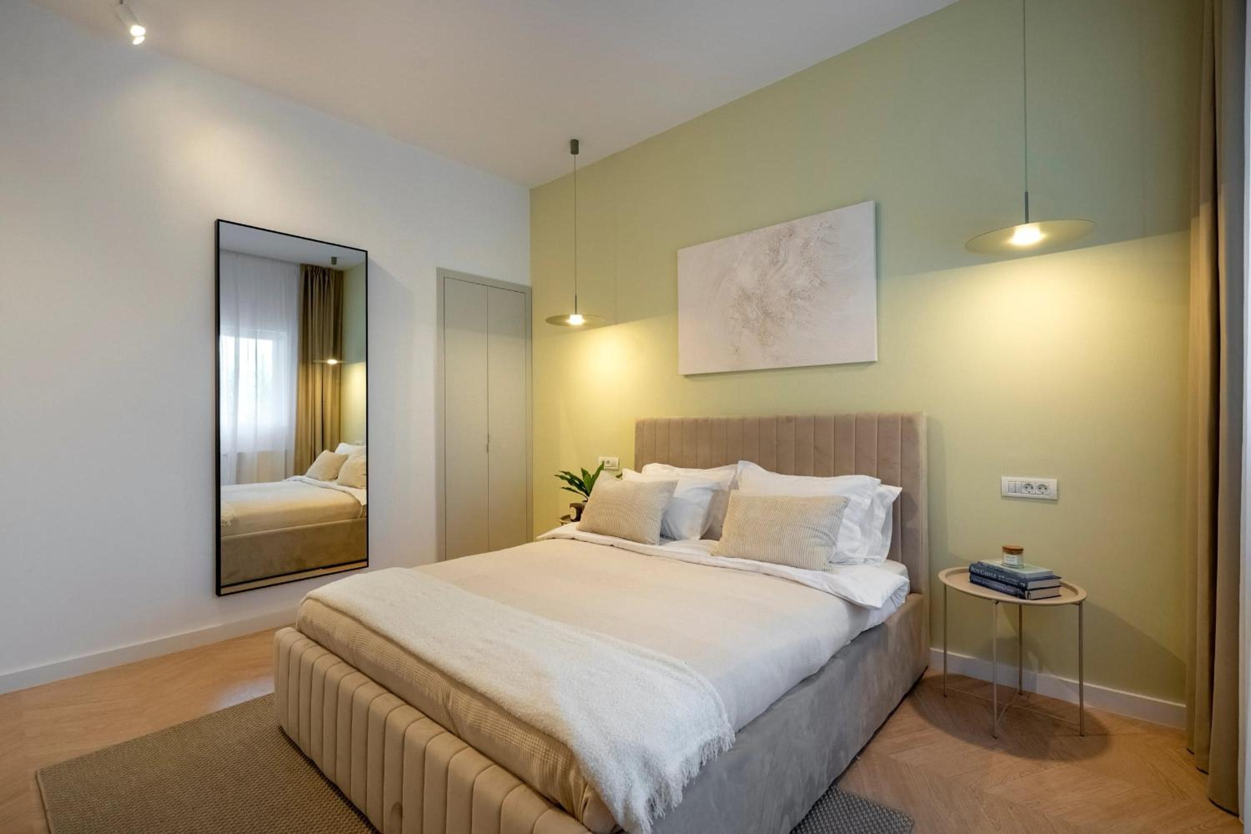 Sunny & Peaceful 3BR with Balcony Near National Theater & Cismigiu Park