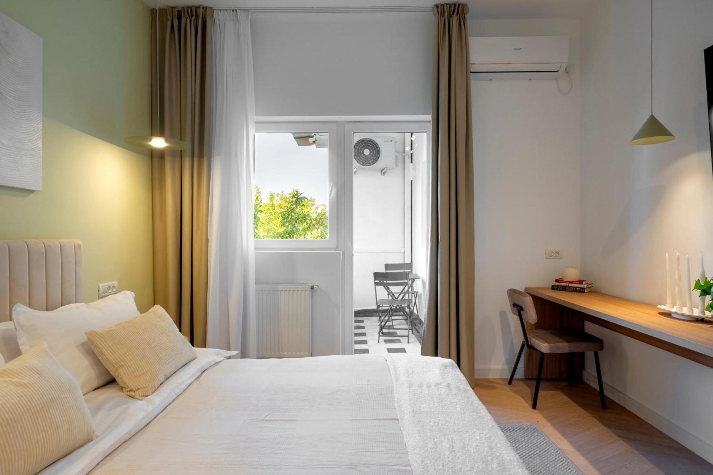 Sunny & Peaceful 3BR with Balcony Near National Theater & Cismigiu Park