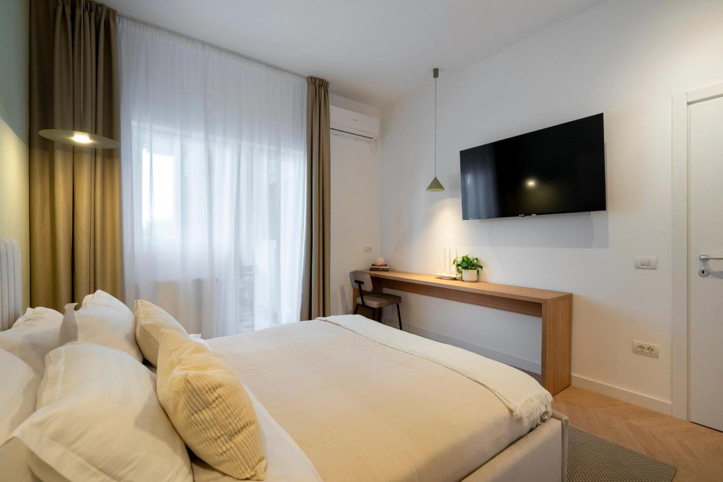 Sunny & Peaceful 3BR with Balcony Near National Theater & Cismigiu Park