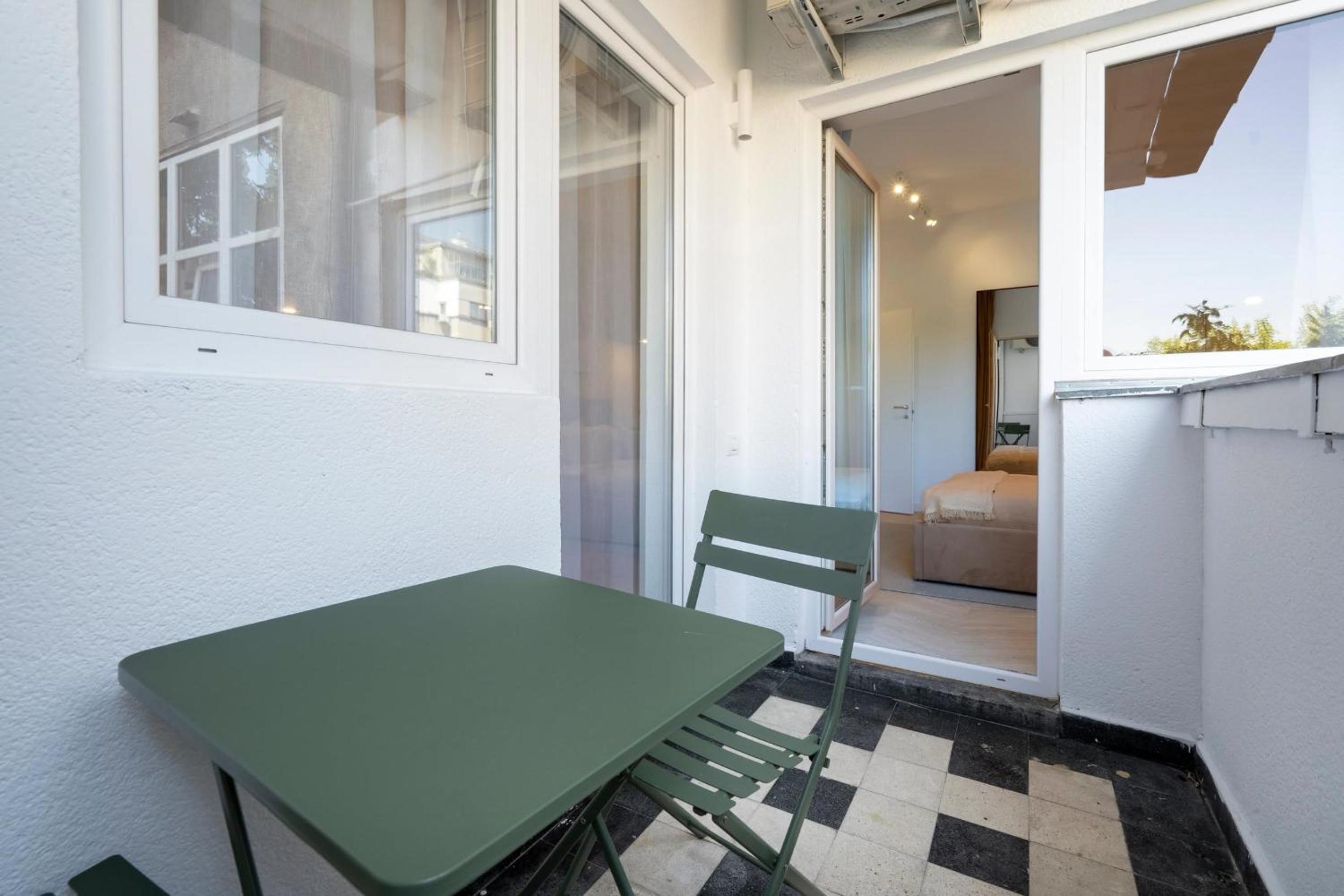 Sunny & Peaceful 3BR with Balcony Near National Theater & Cismigiu Park