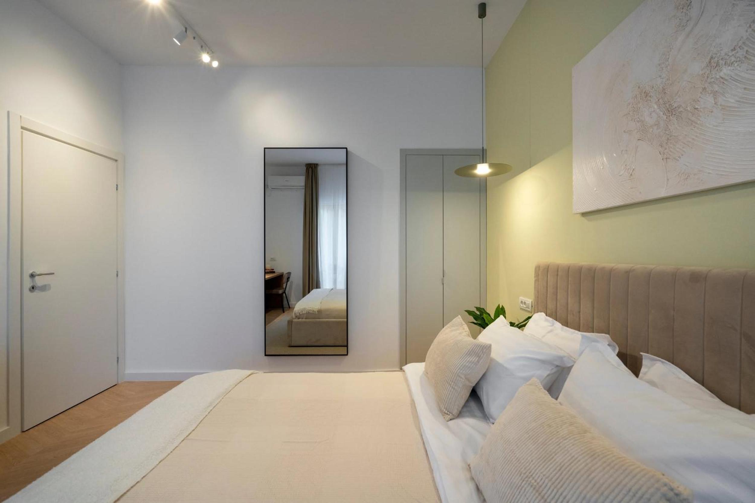 Sunny & Peaceful 3BR with Balcony Near National Theater & Cismigiu Park