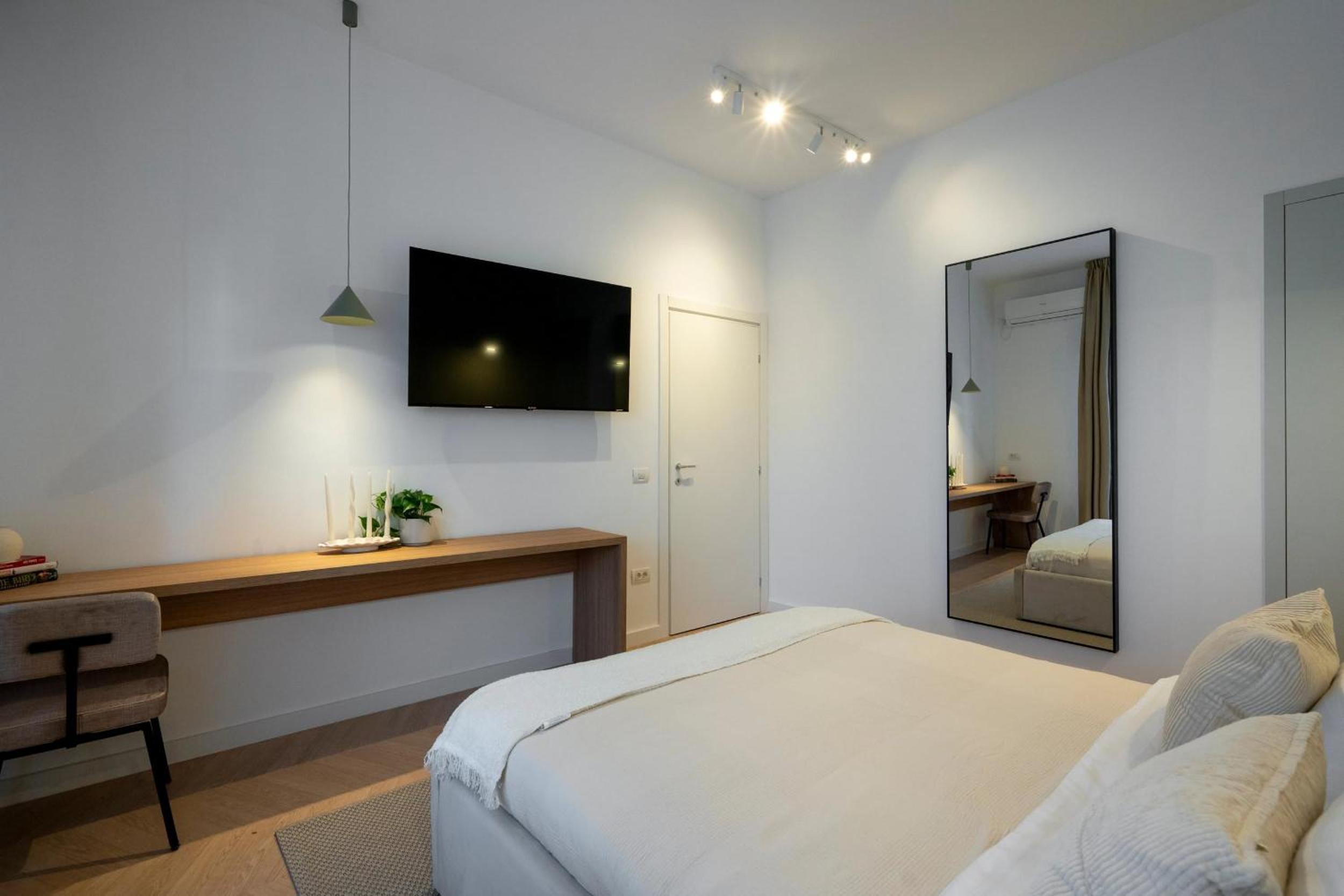 Sunny & Peaceful 3BR with Balcony Near National Theater & Cismigiu Park
