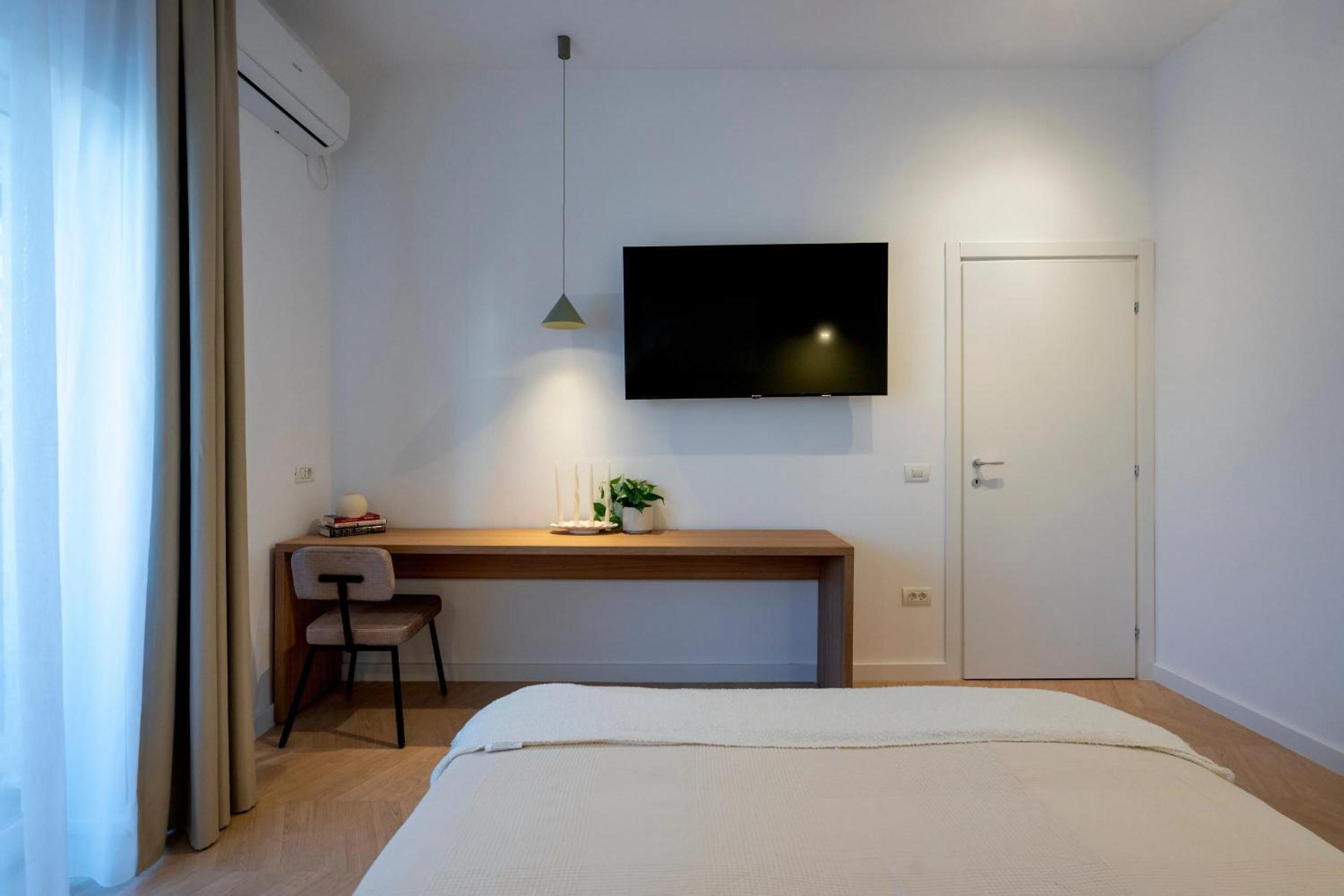 Sunny & Peaceful 3BR with Balcony Near National Theater & Cismigiu Park