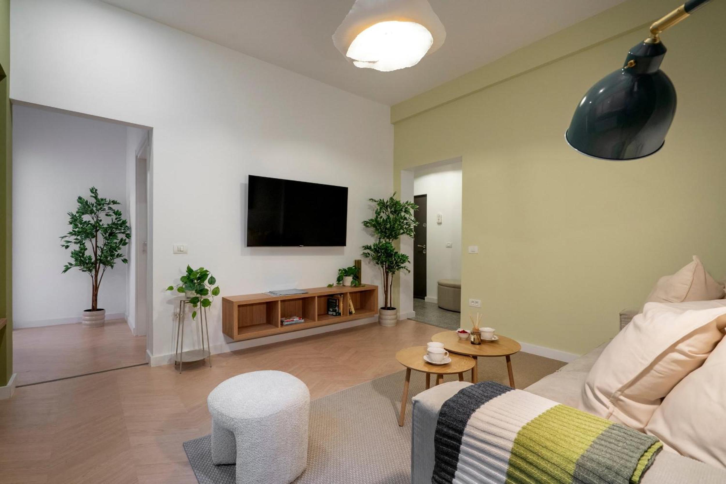 Sunny & Peaceful 3BR with Balcony Near National Theater & Cismigiu Park