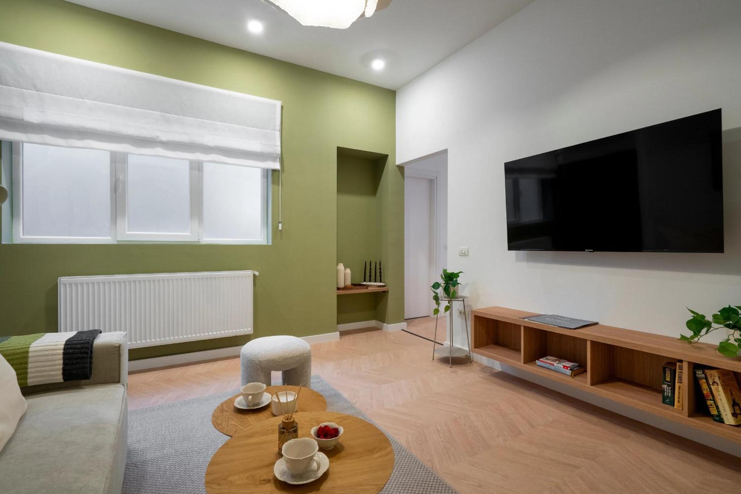 Sunny & Peaceful 3BR with Balcony Near National Theater & Cismigiu Park