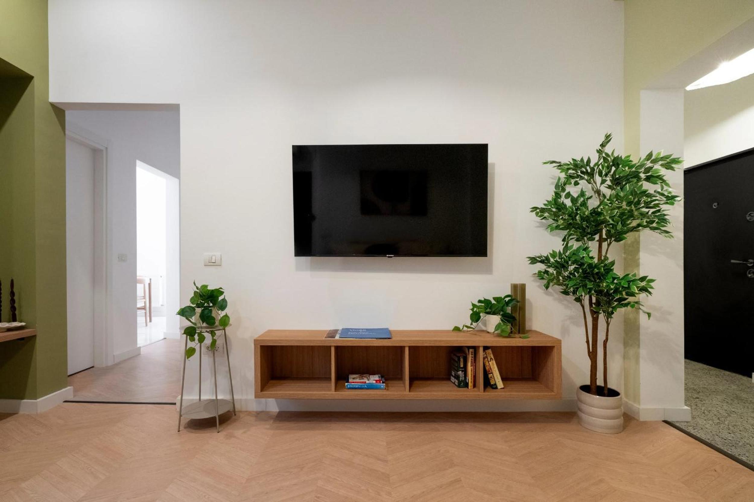 Sunny & Peaceful 3BR with Balcony Near National Theater & Cismigiu Park