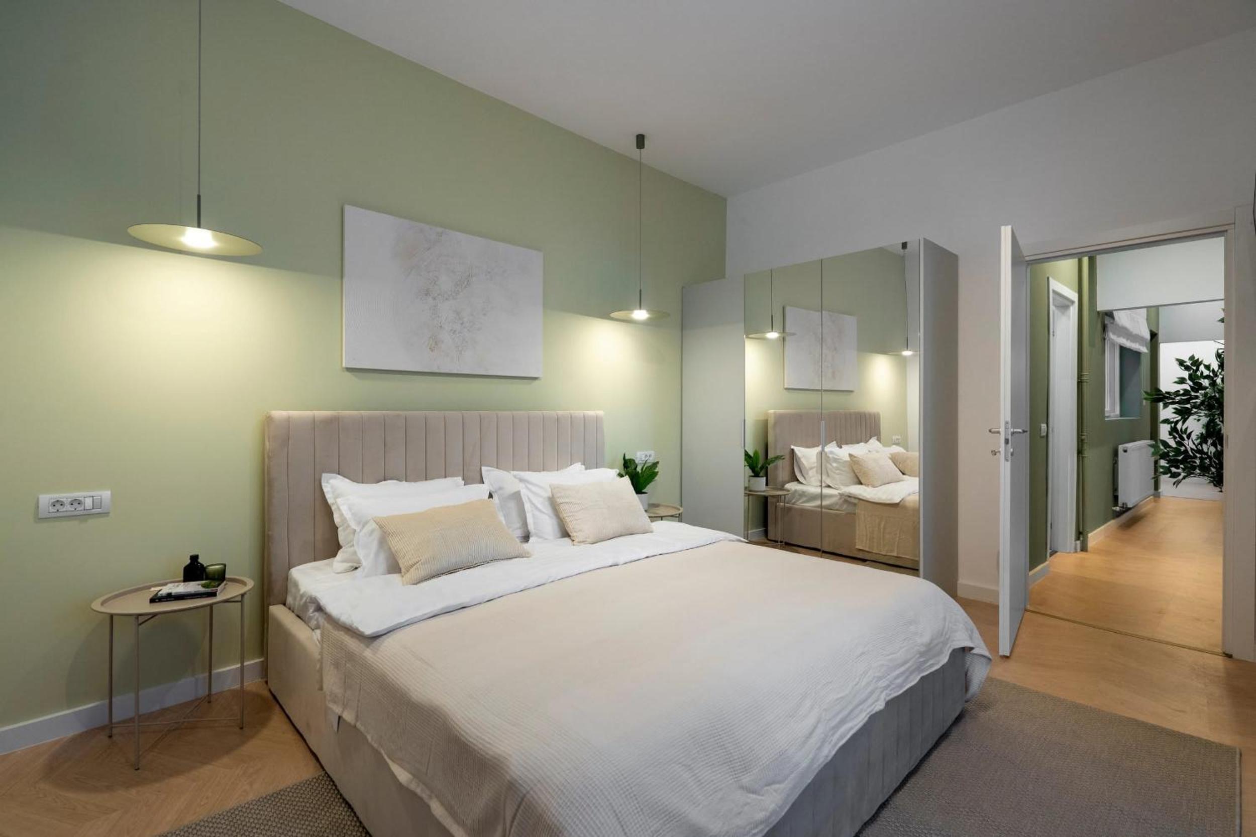 Sunny & Peaceful 3BR with Balcony Near National Theater & Cismigiu Park