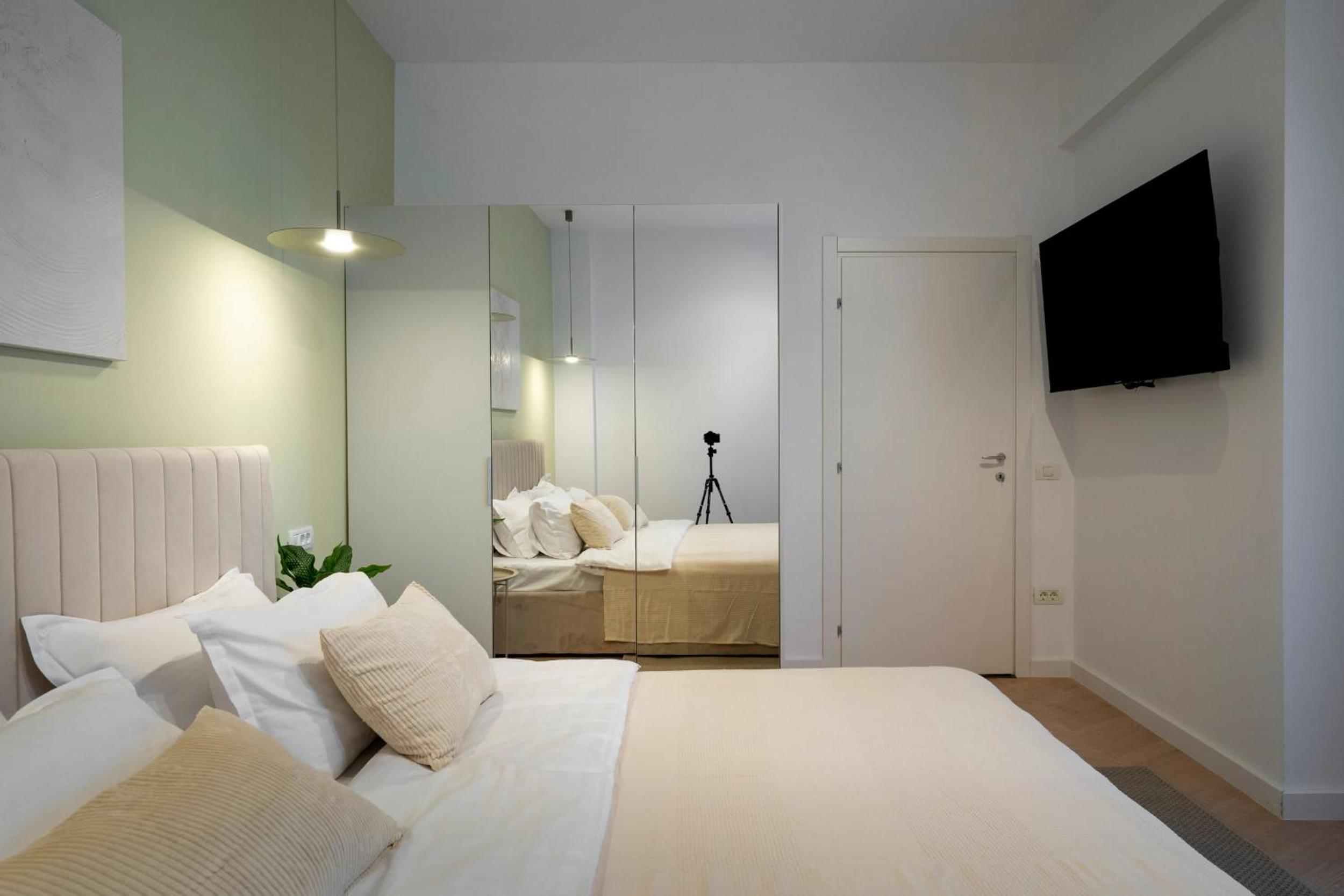 Sunny & Peaceful 3BR with Balcony Near National Theater & Cismigiu Park