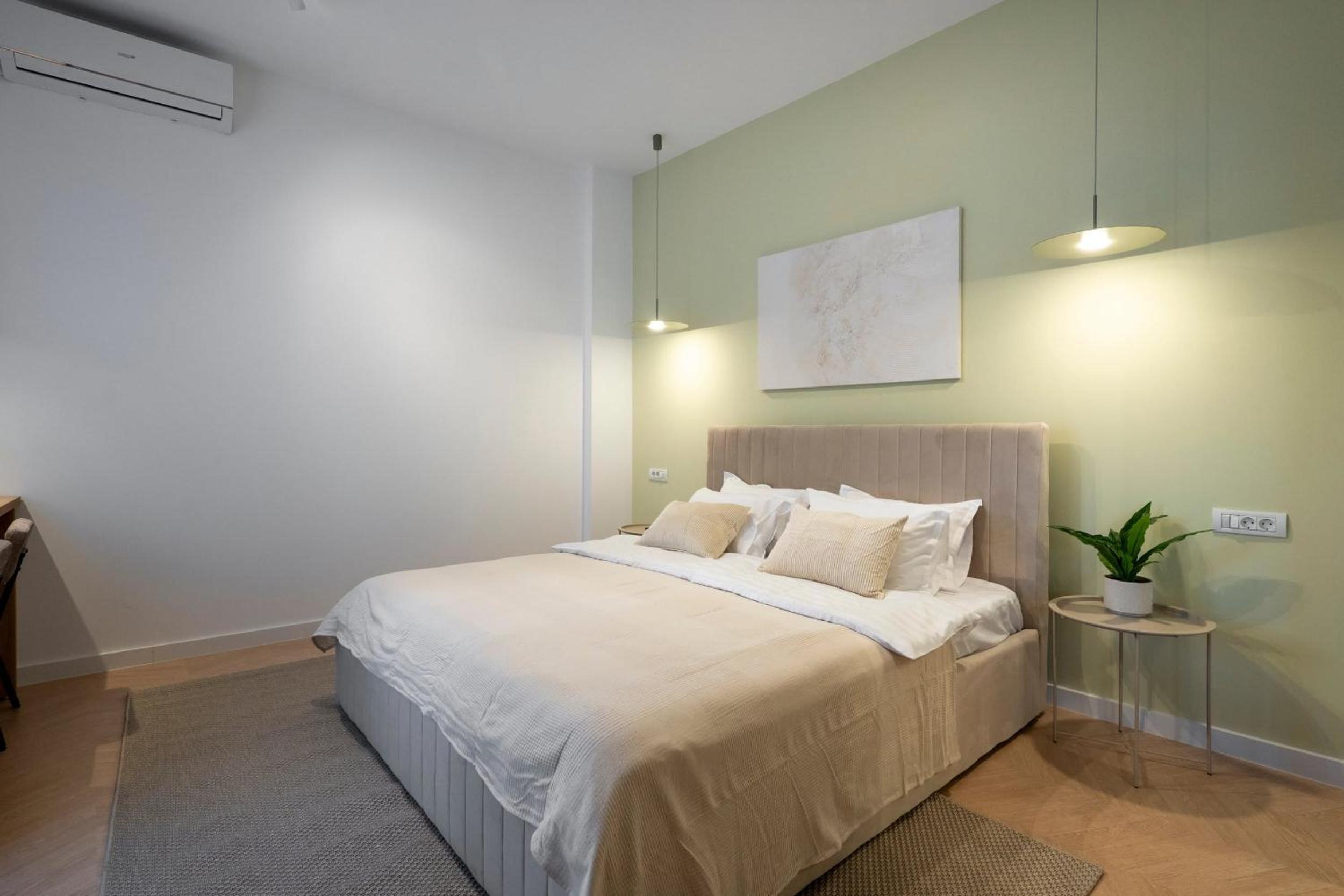 Sunny & Peaceful 3BR with Balcony Near National Theater & Cismigiu Park