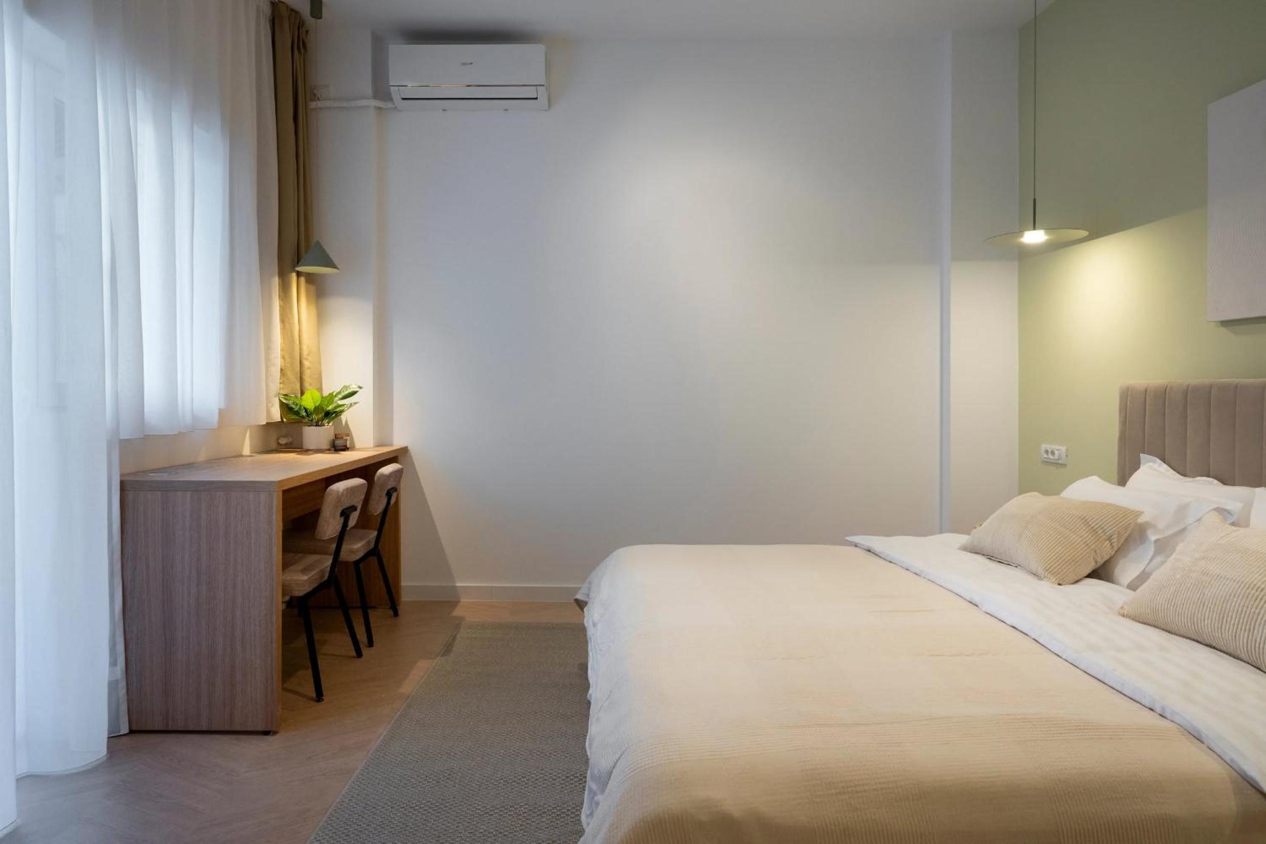 Sunny & Peaceful 3BR with Balcony Near National Theater & Cismigiu Park