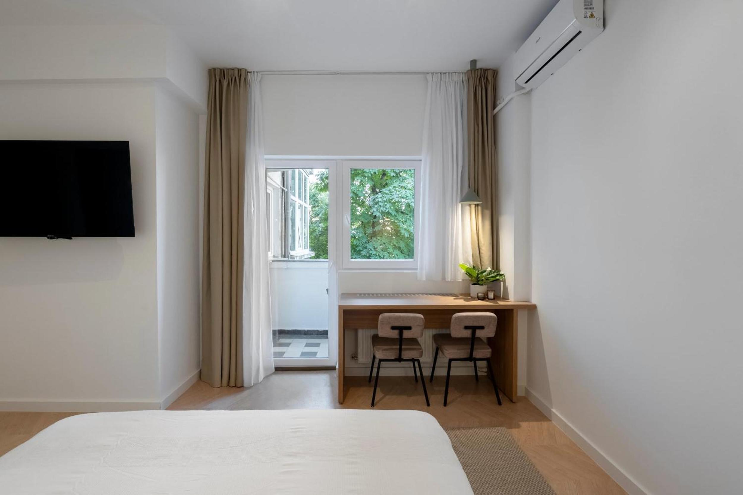 Sunny & Peaceful 3BR with Balcony Near National Theater & Cismigiu Park