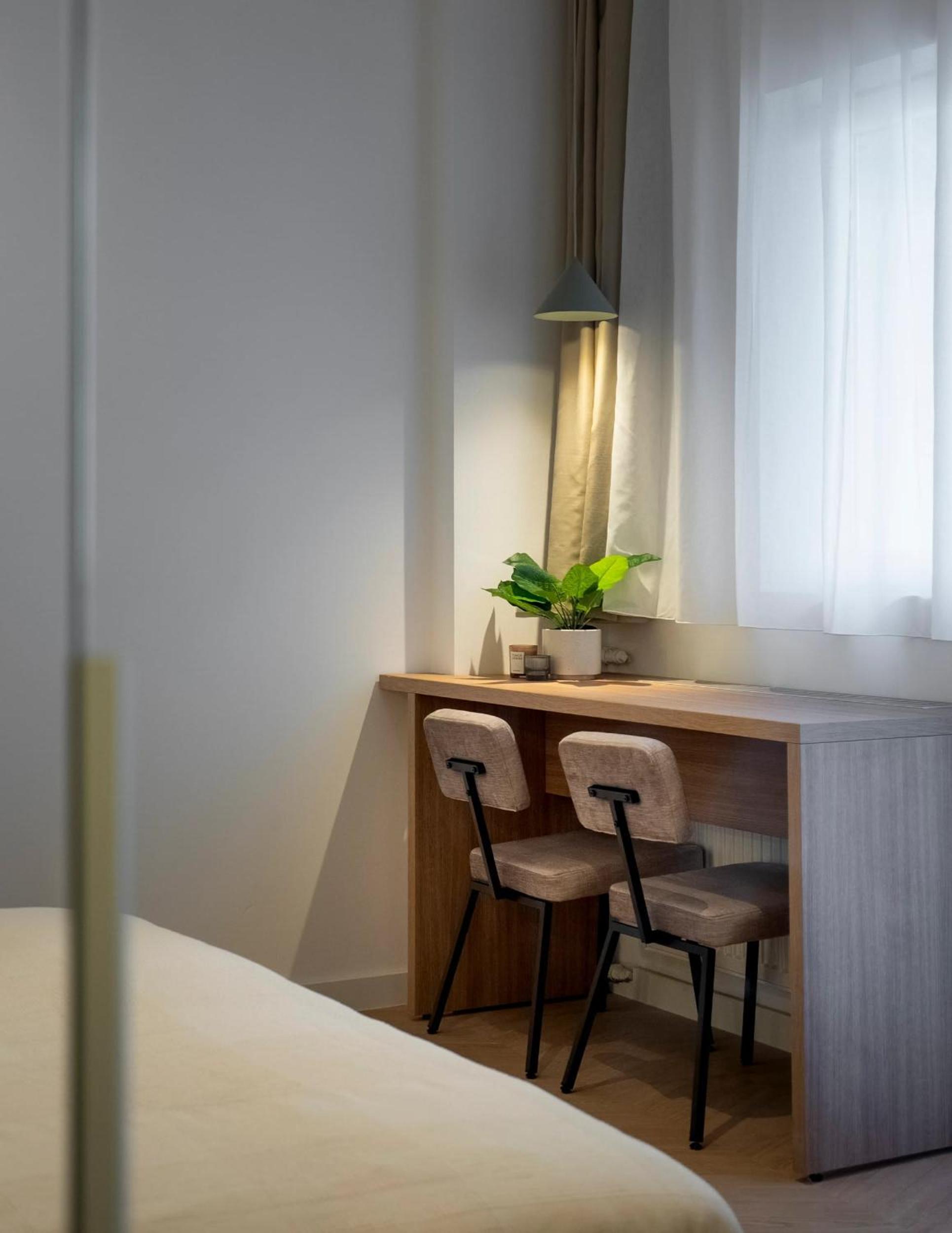 Sunny & Peaceful 3BR with Balcony Near National Theater & Cismigiu Park