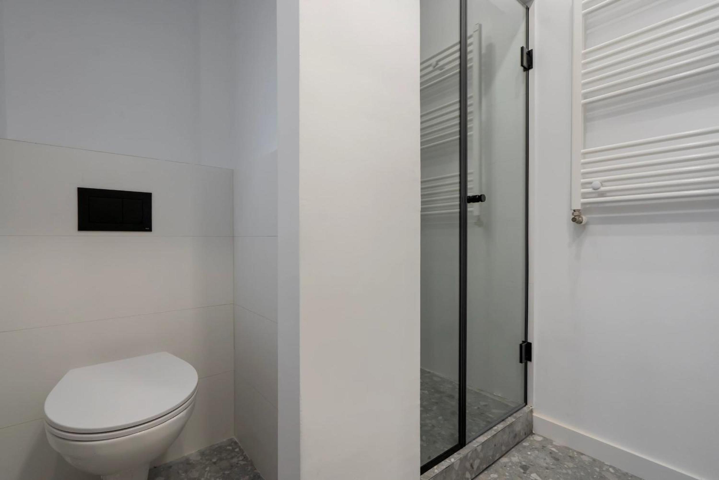Sunny & Peaceful 3BR with Balcony Near National Theater & Cismigiu Park