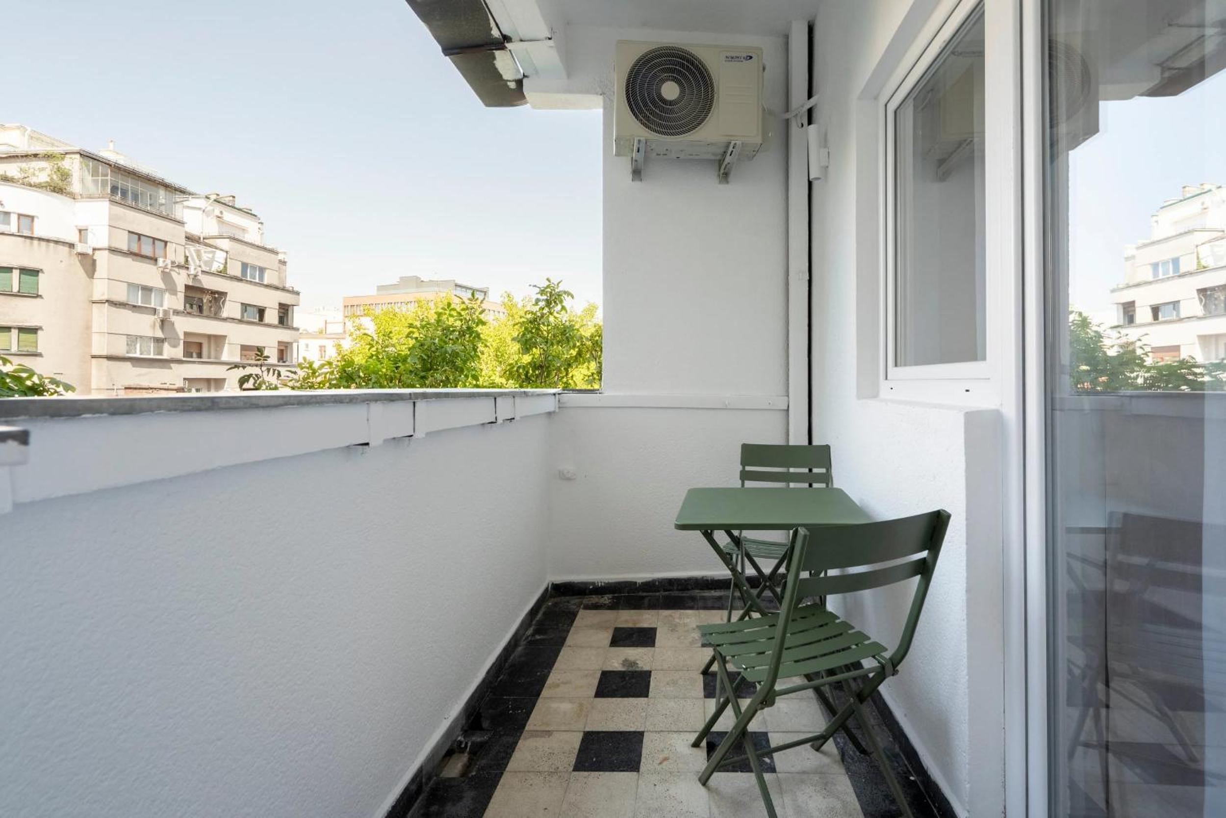 Sunny & Peaceful 3BR with Balcony Near National Theater & Cismigiu Park