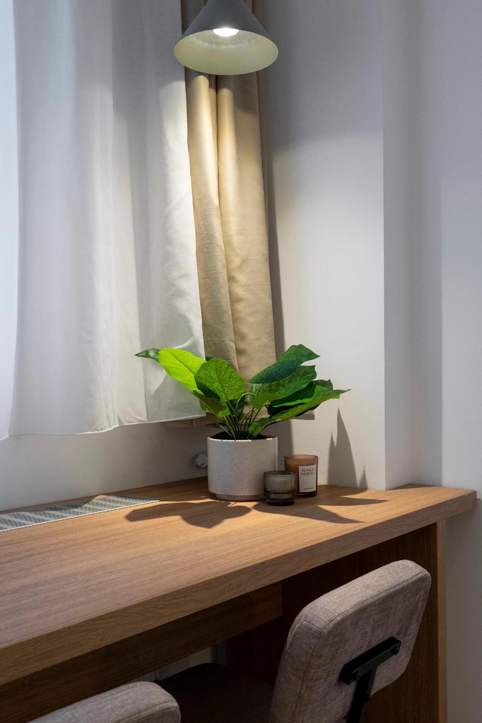 Sunny & Peaceful 3BR with Balcony Near National Theater & Cismigiu Park