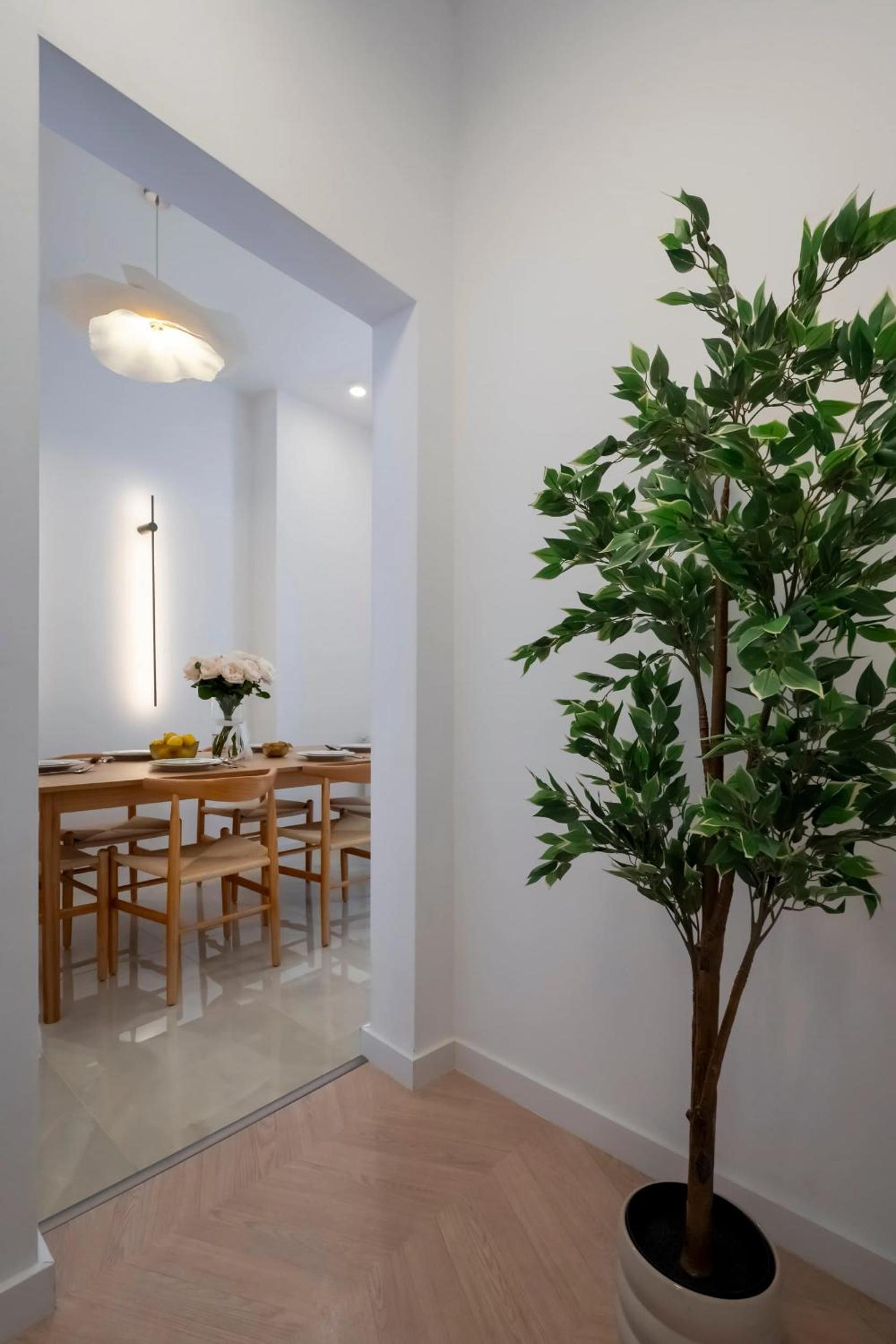 Sunny & Peaceful 3BR with Balcony Near National Theater & Cismigiu Park