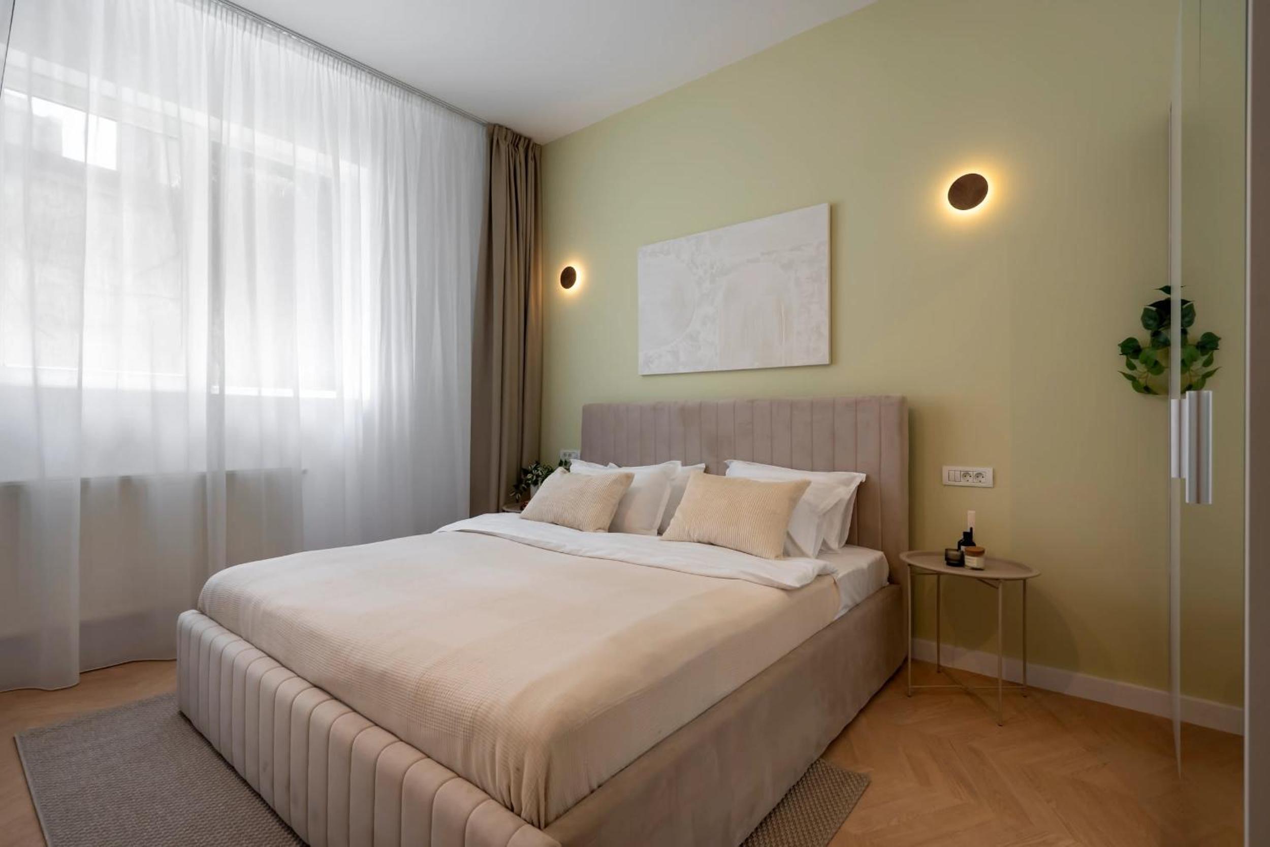 Sunny & Peaceful 3BR with Balcony Near National Theater & Cismigiu Park