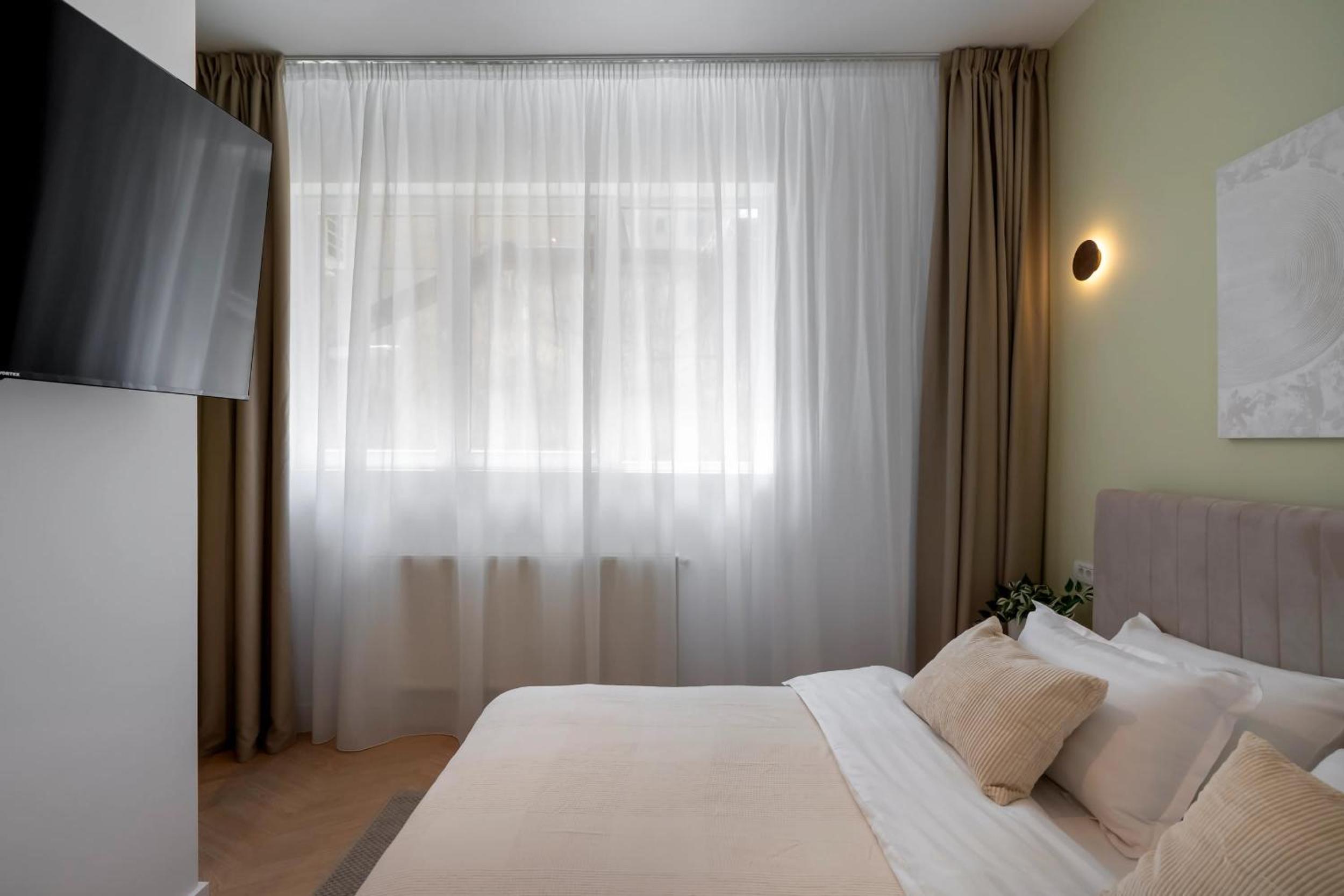 Sunny & Peaceful 3BR with Balcony Near National Theater & Cismigiu Park