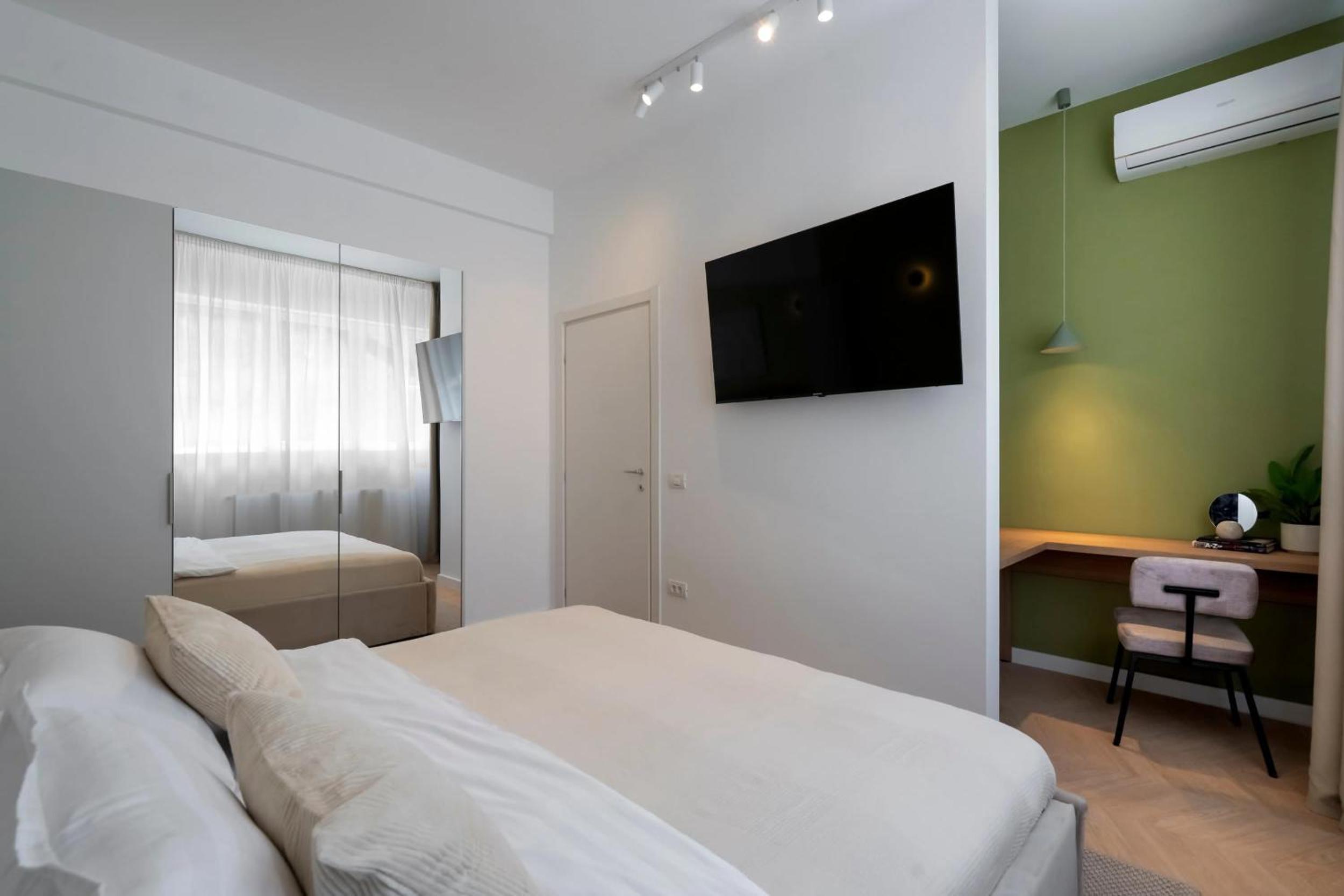 Sunny & Peaceful 3BR with Balcony Near National Theater & Cismigiu Park