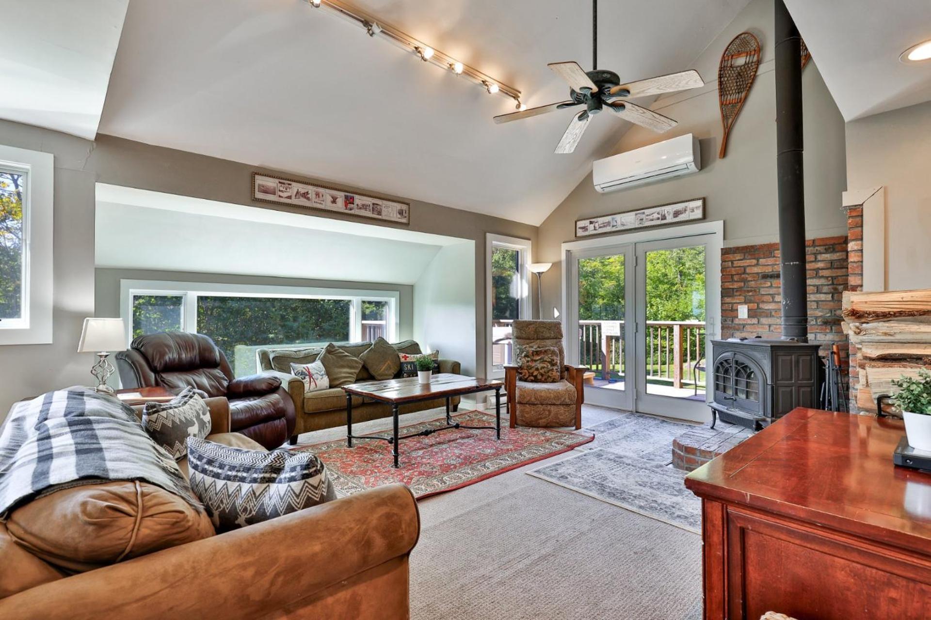 Trailside Village #8 - Slopeside 3BR with Hot Tub, Sauna, BBQ, Ski In Ski Out