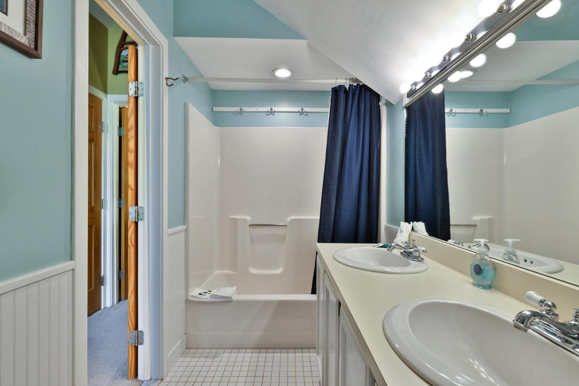 Trailside Village #8 - Slopeside 3BR with Hot Tub, Sauna, BBQ, Ski In Ski Out