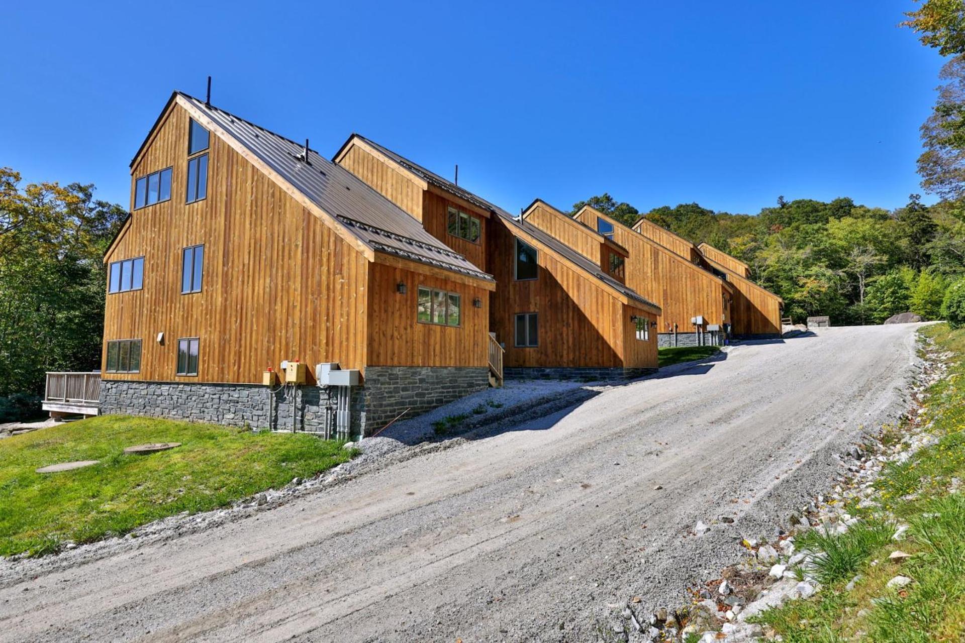 Trailside Village #8 - Slopeside 3BR with Hot Tub, Sauna, BBQ, Ski In Ski Out