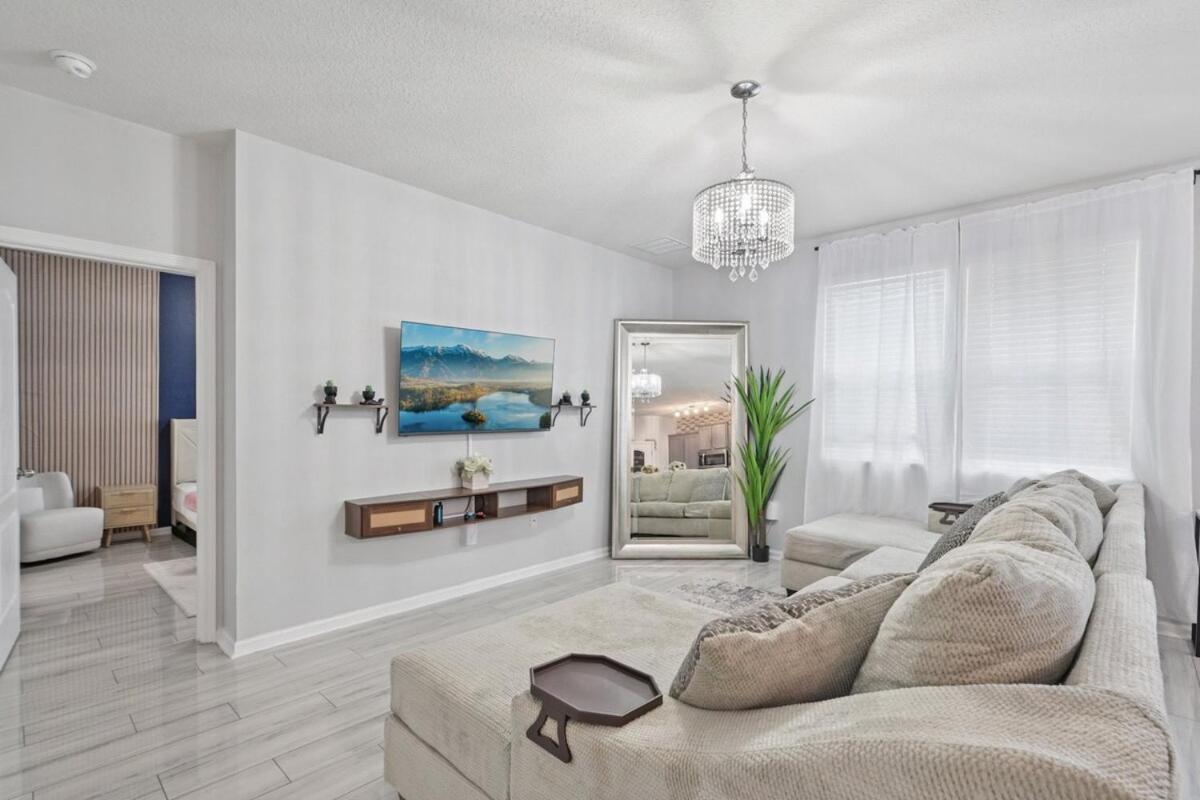 Lakefront Luxury Retreat 5BR
