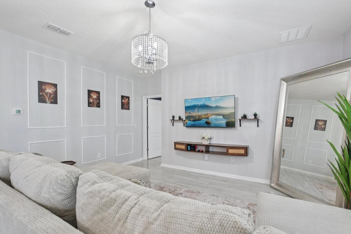Lakefront Luxury Retreat 5BR