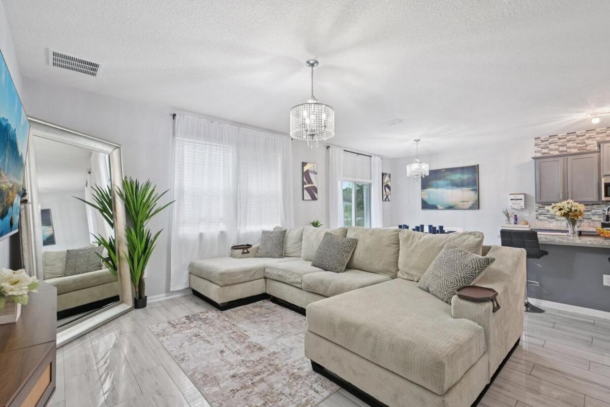 Lakefront Luxury Retreat 5BR