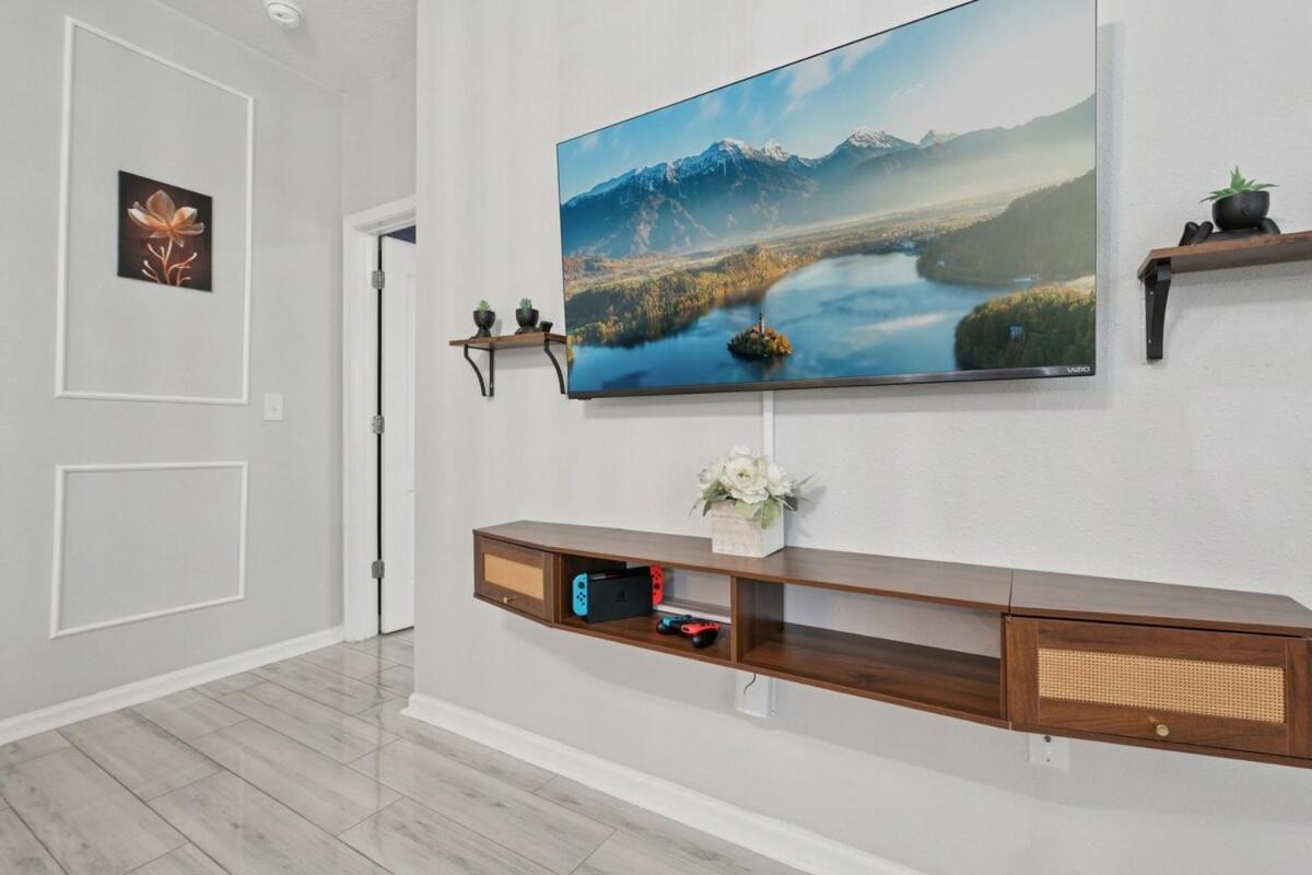 Lakefront Luxury Retreat 5BR