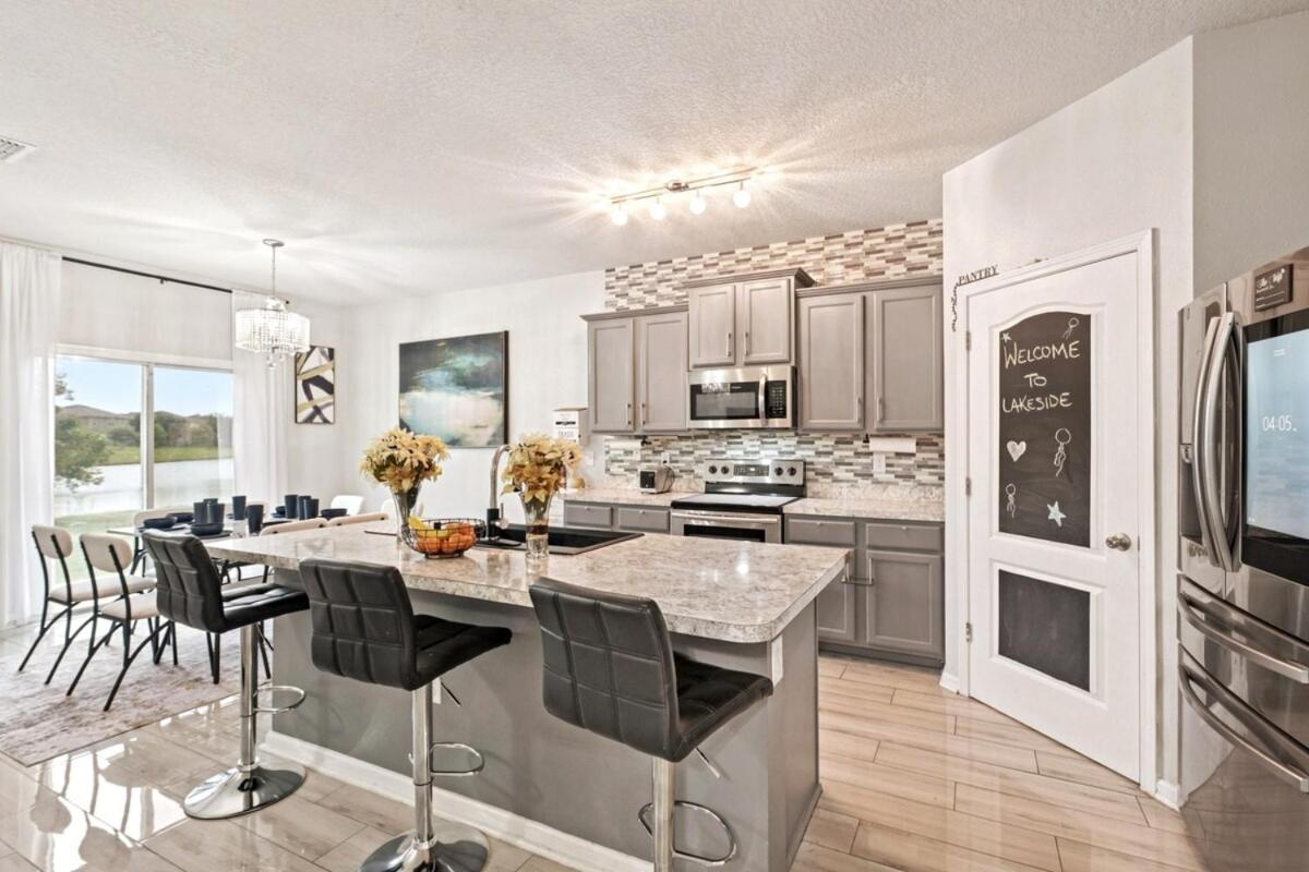 Lakefront Luxury Retreat 5BR